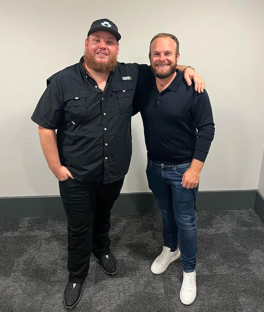 ティレル・ハットンのインスタグラム：「Some nights are better than others! 🎸  Massive thanks to @lukecombs & @kappy for such a great evening in Dublin.」