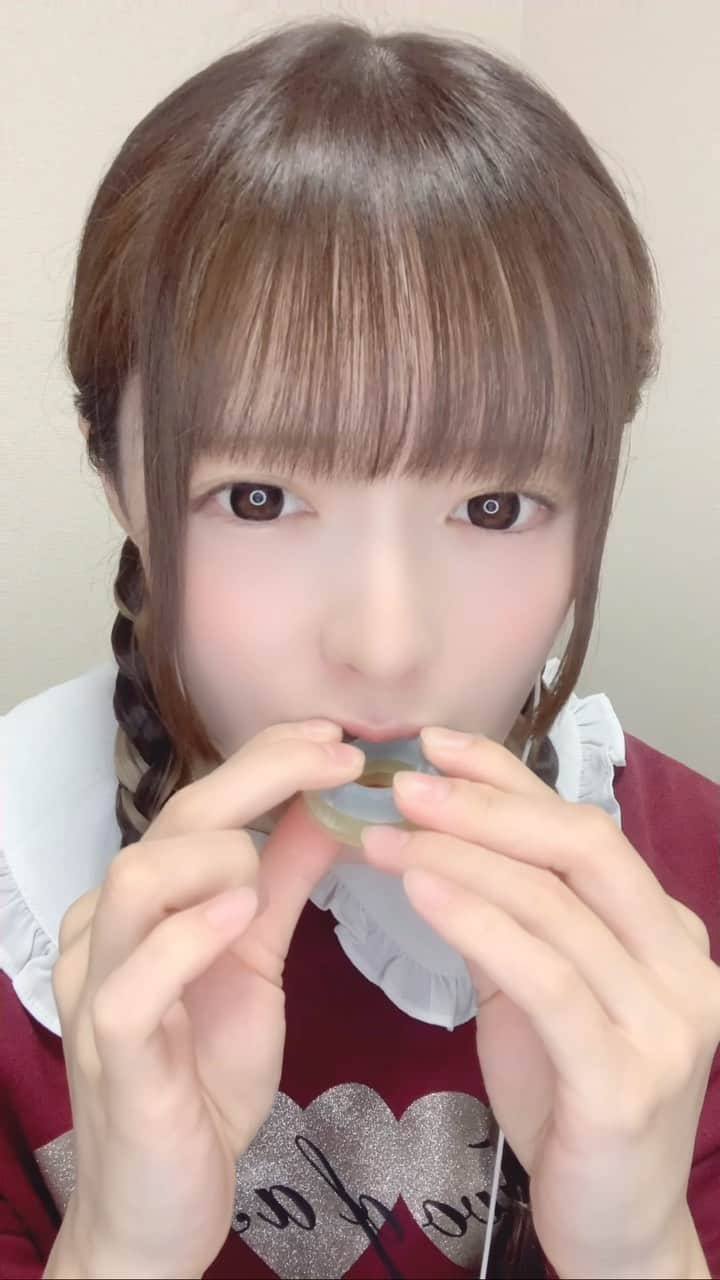 ゆまのインスタグラム：「。 。 。 グミッツェルASMR🥨 。 。 やってほしい音あったらコメントしてね！ 。 。 #asmr #asmrfood #グミッツェル #食べる #咀嚼音 #お菓子#asmr #slime #crunch #asmrsponge #еммел #асмрвидео #soapcutting #relax #kineticsand #eatingchalk #chalkeating #asmreating」