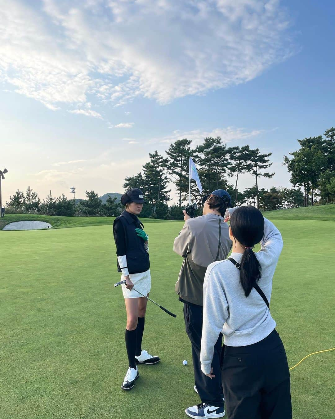 ヒョニ・カンさんのインスタグラム写真 - (ヒョニ・カンInstagram)「올 가을겨울은 @thecartgolf 옷입고 라운딩가자 ⛳️ with 내사랑 @thegreencup.official 💚 . #THECARTDROP #THECARTGOLF #더카트드롭 #더카트골프 #더그린컵매거진」10月14日 18時02分 - hyoni_kang