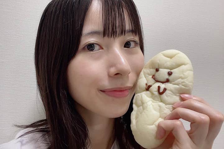 佐々木琴子のインスタグラム：「おばけパン〜 中はチョコクリームだった おいしかった」