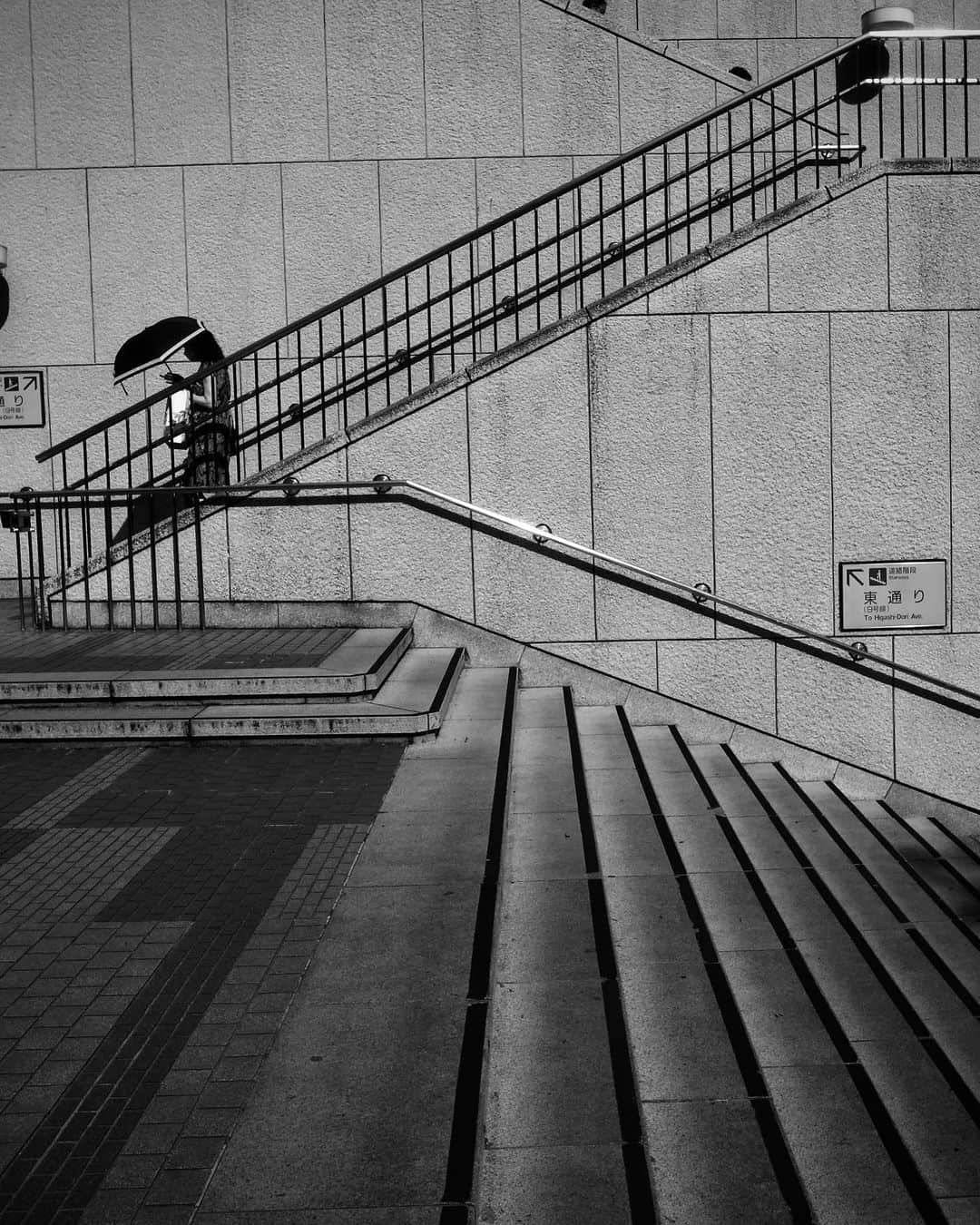 Halさんのインスタグラム写真 - (HalInstagram)「* * End of summer in Shinjuku, Japan  * * #grsnaps #shootgr #gr_meet_japan #grdigital4 #ricohgr  #igersjp  #jp_gallery_member  #team_jp_モノクロ #wp_bnw  #jj_blackwhite #picturetokeep_bnw #pr0ject_bnw #bnw_of_our_world  #bnw_lightandshadow  #fair_noir  #i_c_part #bwモノクロ写真マニア #bnw_quebec #sharaku_photostudio  #rustlord_bnw  #streetphotography_bw  #streetphotography #streetsnap #moments_in_streetlife #igworldclub_street #mystreet_bnw  #ricoh_gr_women #spicollective #scene_description」10月14日 17時57分 - hal_h1010