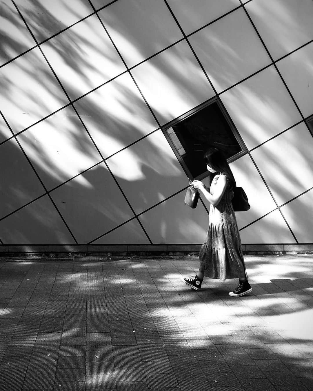 Halのインスタグラム：「* * End of summer in Shinjuku, Japan  * * #grsnaps #shootgr #gr_meet_japan #grdigital4 #ricohgr  #igersjp  #jp_gallery_member  #team_jp_モノクロ #wp_bnw  #jj_blackwhite #picturetokeep_bnw #pr0ject_bnw #bnw_of_our_world  #bnw_lightandshadow  #fair_noir  #i_c_part #bwモノクロ写真マニア #bnw_quebec #sharaku_photostudio  #rustlord_bnw  #streetphotography_bw  #streetphotography #streetsnap #moments_in_streetlife #igworldclub_street #mystreet_bnw  #ricoh_gr_women #spicollective #scene_description」