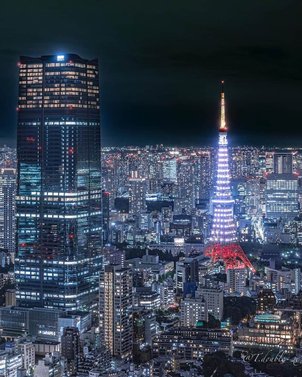 東京タワーさんのインスタグラム写真 - (東京タワーInstagram)「. 10月10日（火）に点灯された 世界メンタルヘルスデーの スペシャルライトアップ✨   どんよりとした雲の隙間から こぼれる太陽の光が銀色に輝き、 それが希望の光のようだったことから、 シルバーリボンが生まれたとのこと。   この日も曇り空でしたが、そんな中で シルバーに輝く東京タワー🗼は まさに世界メンタルヘルスデーに相応しい ライトアップだったのかもしれませんね。   本日はシルバーリボンライトアップに 輝く東京タワーを東京夜景と共におさめてくれた こちらの@t.double.x さんのお写真！   素敵なお写真をありがとうございました😊   --------------------------------  【 お知らせ 】  ■ Your Tokyo Tower 🗼  # your_tokyotowerで あなたの東京タワーをリポスト！  @tokyotower_official の タグ付けをしてくれると見つけやすいよ！  皆様からの投稿 どしどしお待ちしております！  ■ 公式LINE  東京タワー公式LINEでは 東京タワーのイベント情報を お届けしています！  詳細はプロフィールにあるリンクから↓ @tokyotower_official  --------------------------------  #東京タワー #東京タワー🗼  #tokyotower #tokyotower🗼  #ライトアップ #lightup」10月14日 17時59分 - tokyotower_official