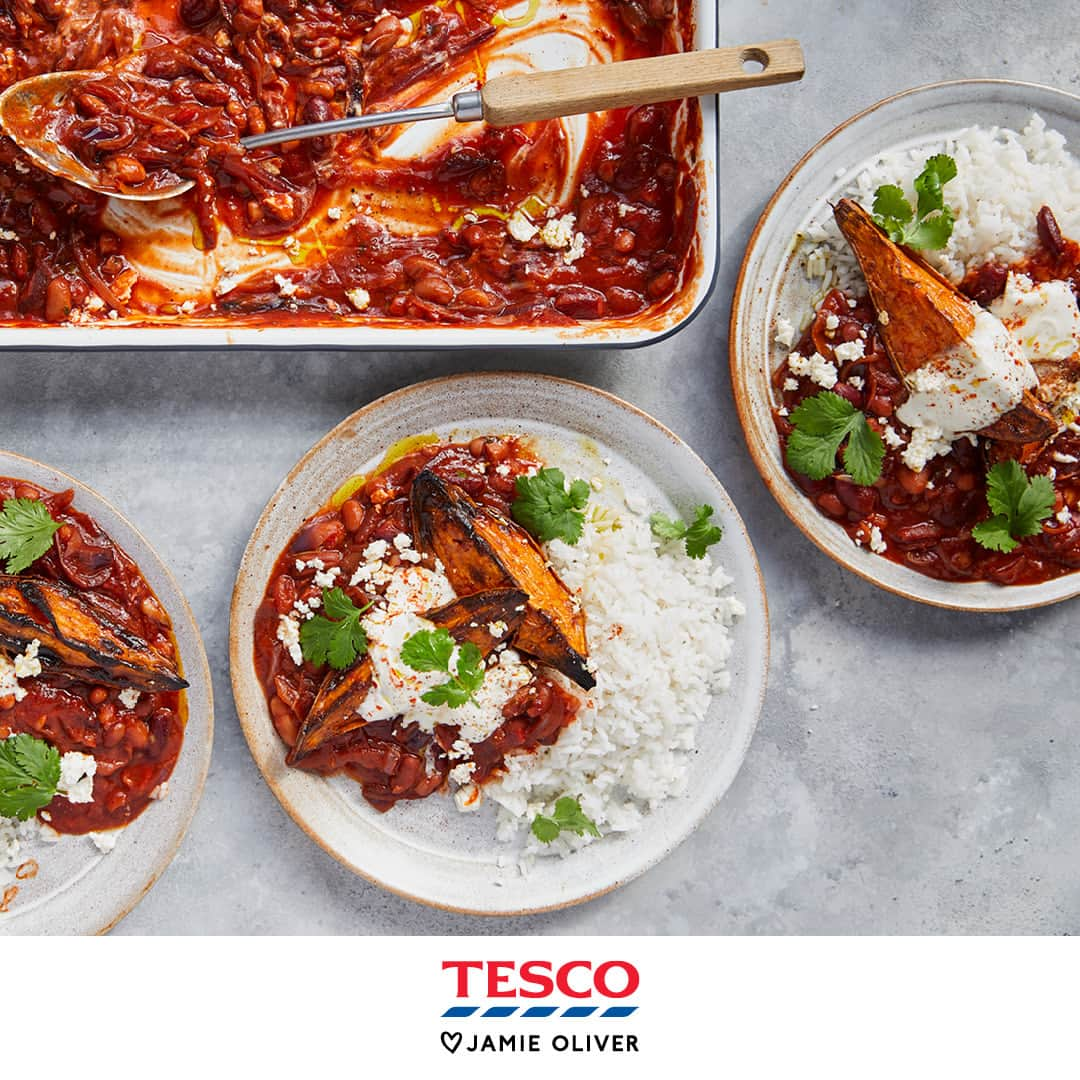 Tesco Food Officialさんのインスタグラム写真 - (Tesco Food OfficialInstagram)「For big flavour with little fuss, make @JamieOliver's smoky baked bean traybake – it's so easy, and the kids will love it! For the recipe, tap the link in bio. #TescoandJamie」10月14日 18時00分 - tescofood