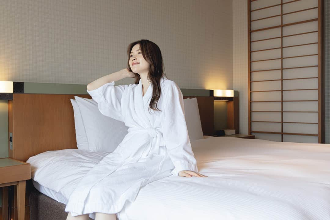 ヒルトン大阪 Hilton Osakaさんのインスタグラム写真 - (ヒルトン大阪 Hilton OsakaInstagram)「ゆっくりと過ごす旅は、ヒルトン大阪で。  正午12時のチェックアウトまでたっぷりと時間があるので、滞在の最終日でも慌てることなく、客室でゆったりと寛ぐことも、梅田エリアでショッピングすることもできます✨  また、お出掛けの際は広々としたバスルームで準備できます。ゆったりした滞在をご満喫ください。  宿泊のご予約は @‌hiltonosaka ホームページより。  ======= #ヒルトン大阪 #ヒルトンホテル #大阪ホテル #ホテルステイ #大阪観光 #大阪旅行 #HiltonOsaka #HiltonHotel #OsakaHotel」10月14日 18時00分 - hiltonosaka