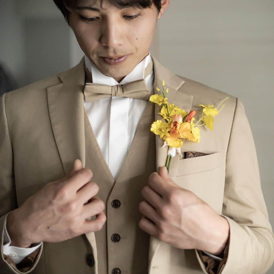 オードヴィーウェディング【名古屋・結婚式場】 さんのインスタグラム写真 - (オードヴィーウェディング【名古屋・結婚式場】 Instagram)「/ party report-01 at @medi_wedding.edv  フォトジェニックな写真が彩る ウェルカムスペースから大空に溶け込むように 花々が咲き誇るパーティ会場へ  イエロー×オレンジ×グリーンをメインに ブーケとカラートーンを合わせて統一感を  カラー・アンスリウム・ダリアが揺れ動き、 クリアベースとシフォンドレープで抜け感をだした おしゃれなコーディネートです  ┈┈┈┈┈┈┈┈┈┈┈┈┈┈┈┈┈  これから結婚式を挙げる花嫁さまへ 準備が楽しくなるウェディング情報発信中  おいしいもおしゃれも全部叶える 名古屋のおしゃれなレストランwedding オードヴィーウェディング  会場をくわしく見るならプロフィール ＠eaudevie_wedding.edv の𝐔𝐑𝐋をタップ  ┈┈┈┈┈┈┈┈┈┈┈┈┈┈┈┈┈ #オードヴィーウェディング #オードヴィー花嫁 #eaudeviewedding #edvwedding #愛知式場 #レストランウェディング #パーティーレポート #先輩花嫁 #結婚式レポ #名古屋プレ花嫁 #2024春婚 #2024夏婚 #2024秋婚 #2024冬婚 #プレ花嫁2023 #プレ花嫁2024 #プレ花嫁準備 #名古屋結婚式 #名古屋結婚式場 #東海花嫁」10月14日 18時00分 - eaudevie_wedding.edv