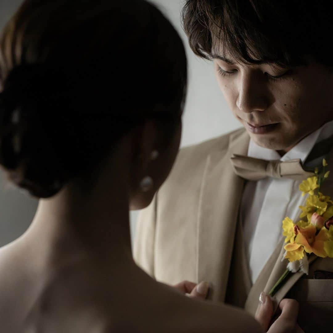 オードヴィーウェディング【名古屋・結婚式場】 さんのインスタグラム写真 - (オードヴィーウェディング【名古屋・結婚式場】 Instagram)「/ party report-01 at @medi_wedding.edv  フォトジェニックな写真が彩る ウェルカムスペースから大空に溶け込むように 花々が咲き誇るパーティ会場へ  イエロー×オレンジ×グリーンをメインに ブーケとカラートーンを合わせて統一感を  カラー・アンスリウム・ダリアが揺れ動き、 クリアベースとシフォンドレープで抜け感をだした おしゃれなコーディネートです  ┈┈┈┈┈┈┈┈┈┈┈┈┈┈┈┈┈  これから結婚式を挙げる花嫁さまへ 準備が楽しくなるウェディング情報発信中  おいしいもおしゃれも全部叶える 名古屋のおしゃれなレストランwedding オードヴィーウェディング  会場をくわしく見るならプロフィール ＠eaudevie_wedding.edv の𝐔𝐑𝐋をタップ  ┈┈┈┈┈┈┈┈┈┈┈┈┈┈┈┈┈ #オードヴィーウェディング #オードヴィー花嫁 #eaudeviewedding #edvwedding #愛知式場 #レストランウェディング #パーティーレポート #先輩花嫁 #結婚式レポ #名古屋プレ花嫁 #2024春婚 #2024夏婚 #2024秋婚 #2024冬婚 #プレ花嫁2023 #プレ花嫁2024 #プレ花嫁準備 #名古屋結婚式 #名古屋結婚式場 #東海花嫁」10月14日 18時00分 - eaudevie_wedding.edv