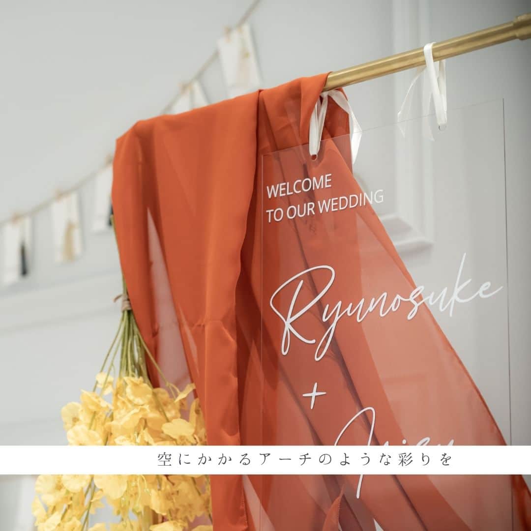 のインスタグラム：「/ party report-01 at @medi_wedding.edv  フォトジェニックな写真が彩る ウェルカムスペースから大空に溶け込むように 花々が咲き誇るパーティ会場へ  イエロー×オレンジ×グリーンをメインに ブーケとカラートーンを合わせて統一感を  カラー・アンスリウム・ダリアが揺れ動き、 クリアベースとシフォンドレープで抜け感をだした おしゃれなコーディネートです  ┈┈┈┈┈┈┈┈┈┈┈┈┈┈┈┈┈  これから結婚式を挙げる花嫁さまへ 準備が楽しくなるウェディング情報発信中  おいしいもおしゃれも全部叶える 名古屋のおしゃれなレストランwedding オードヴィーウェディング  会場をくわしく見るならプロフィール ＠eaudevie_wedding.edv の𝐔𝐑𝐋をタップ  ┈┈┈┈┈┈┈┈┈┈┈┈┈┈┈┈┈ #オードヴィーウェディング #オードヴィー花嫁 #eaudeviewedding #edvwedding #愛知式場 #レストランウェディング #パーティーレポート #先輩花嫁 #結婚式レポ #名古屋プレ花嫁 #2024春婚 #2024夏婚 #2024秋婚 #2024冬婚 #プレ花嫁2023 #プレ花嫁2024 #プレ花嫁準備 #名古屋結婚式 #名古屋結婚式場 #東海花嫁」