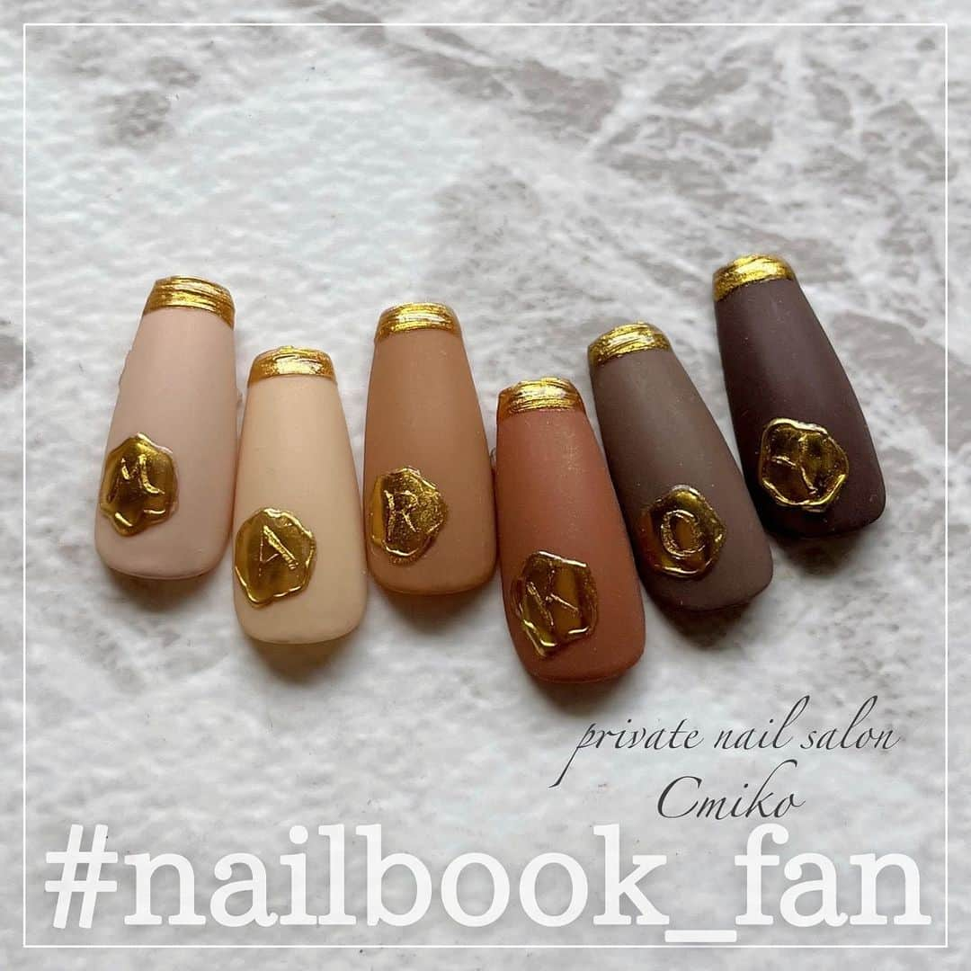 ネイルブック（公式）のインスタグラム：「𝑛𝑎𝑖𝑙𝑏𝑜𝑜𝑘_𝑓𝑎𝑛𓂃𑀀˳˖  Instagramで#nailbook_fan のタグをつけて投稿されたネイルデザインの中から ネイルブック編集部おすすめの秋ネイルデザインをご紹介します𓂃🧸.*  ✎︎＿＿＿＿＿＿＿＿＿＿＿＿  𖧷1枚目 📷photo by @nailcmiko . 𖧷2⁠枚目⁠ 📷photo by @pepe_cocoa . 𖧷3枚目 📷photo by @marutto_nail . 𖧷4枚目 📷photo by @nailsalon_vonvoyage . 𖧷5⁠枚目⁠ 📷photo by @__mjuk__ . 𖧷6枚目 📷photo by @nailsalon.nico25 . 𖧷7枚目 📷photo by @heal__nail . 𖧷8枚目 📷photo by @euphoria_nail_ . 𖧷9枚目 📷photo by @wvenus.ginza.nail . ＿＿＿＿＿＿＿＿＿＿＿＿५✍⋆*  🎟ネイル募集中🩰 #nailbook_fan のタグをつけて投稿されたネイルデザインの中から ネイルブック編集部がpickupしてご紹介しています(⑅ ⍤ ⑅) ♡ 皆様の素敵なネイル写真や動画の投稿お待ちしております𖧧 ˒˒  ⋱⋰ ⋱⋰ ⋱⋰ ⋱⋰ ⋱⋰ ⋱⋰ ⋱⋰ ⋱⋰  『ネイルブック』のアプリでは トレンド秋ネイルをチェック出来たり サロン検索&ネット予約までできます𓏗𓏗⋆*  @nailbook.jpのTOPページURLから アプリをぜひダウンロードしてみてくださいね𓂅 𓈒𓏸  ⋱⋰ ⋱⋰ ⋱⋰ ⋱⋰ ⋱⋰ ⋱⋰ ⋱⋰ ⋱⋰  #秋ネイル #秋ネイルデザイン #秋ネイル2023 #シーリングスタンプネイル #マグネットネイル #ミラーネイル #リボンネイル #ツイードネイル #ワンカラーネイル #シェルネイル #リングネイル #トレンドネイル #大人女子ネイル #大人ネイル #大人上品ネイル #上品ネイル #nails #autumnnails #nailstagram #blingbling美甲 #美甲仙女款 #新娘美甲 #네일스타그램 #가을네일 #트위드네일 #日式美甲 #日常美甲 #ins风美甲」