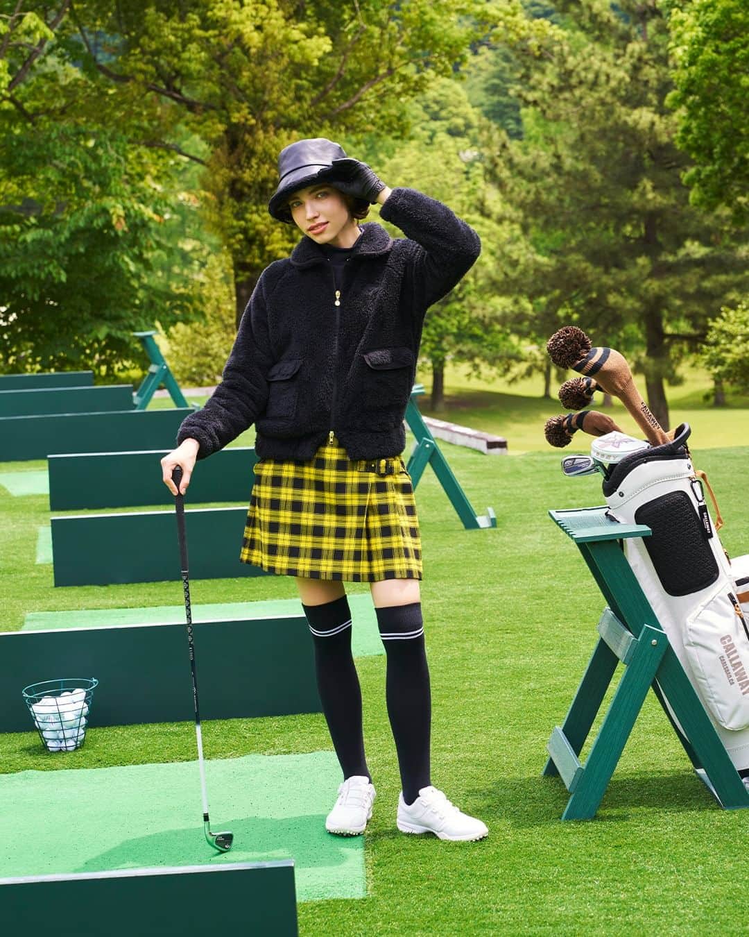 callawayapparel(キャロウェイアパレル）さんのインスタグラム写真 - (callawayapparel(キャロウェイアパレル）Instagram)「＼ベーシックな着こなしから華やかさを取り入れたい方必見／ チェック柄って子供っぽく見えたり、顔周りやアウターに選ぶのは少し抵抗がある…という方が多いのではないでしょうか。  柄物を選ぶポイントとして、まずはボトムスや小物から取り入れるのがおすすめ！ ブラック×イエローでは大人な印象になり、ベージュ×イエローを選ぶとやわらかな印象を与えてくれます。  #キャロウェイ #キャロウェイアパレル #callaway #enjoyyourgame #ゴルフ #golf #ゴルフ女子 #タータンチェック #bethechange #changethegame #ゴルフウェア」10月14日 18時00分 - callawayapparel_japan