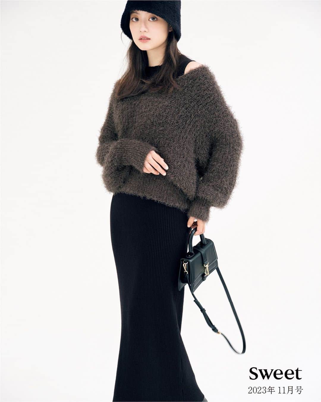 NATURAL BEAUTY BASICのインスタグラム：「sweet11月号掲載  NATURAL BEAUTY BASIC 2023 AUTUMN AND WINTER COLLECTION  今田美桜さんが着こなす 心ときめくワードローブ  ベーシックからトレンドまで、 スウィートガールの今欲しいモノが 必ず見つかる御用達ブランド 「ナチュラルビューティーベーシック」。 シンプルでありつつも、ひとさじのフェミニニティと 都会的なムードを兼ね備えたアイテムは 今季もクローゼットのスタメンに。 今田美桜さんの凛と美しい着こなしをぜひお手本に！   No.3 SHAGGY KNIT × KNIT DRESS  ■シャギーニットセットワンピース ¥13,970 tax in size:M/PS color:チャコール×クロ/オフ×ライトグレー #0173247011  --  詳しくはプロフィールのURLから 特集ページをぜひチェックしてみてください✨   #今田美桜 さん #sweet #雑誌sweet #sweet11月号 #アウター #コート #ニット #ラメニット #シャギーニット #ニットワンピース  #レイヤードコーデ #Vネックニット #秋コーデ #冬コーデ #お出かけコーデ #オフィスコーデ #オフィスカジュアル #通勤コーデ #大人可愛い #カラーコーデ  #着回しコーデ #きれいめカジュアル  #ベーシックコーデ #ベーシック #ナチュラルコーデ #トレンドスタイル #シンプルコーデ #ナチュラルビューティーベーシック #naturalbeautybasic」