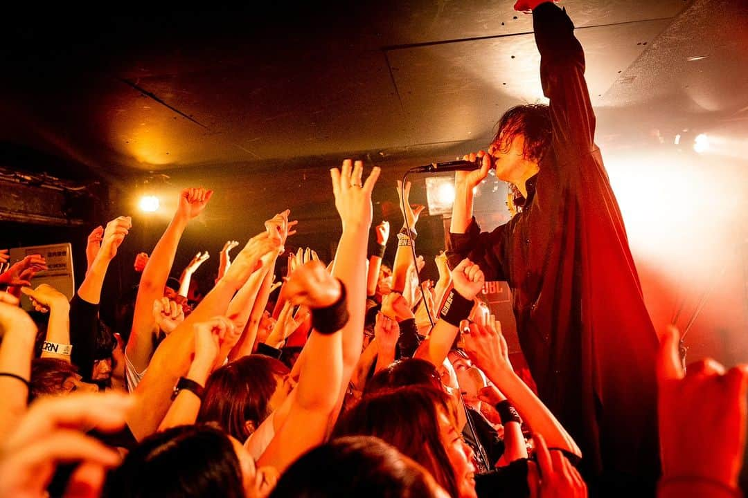 THE BACK HORNさんのインスタグラム写真 - (THE BACK HORNInstagram)「［LIVE PHOTO］ 2023.10.13 fri THE BACK HORN 25th Anniversary  「KYO-MEIワンマンツアー」〜共鳴喝采〜 at 千葉LOOK 📸by.RUI HASHIMOTO(SOUND SHOOTER) ------------------- ▶︎NEXT LIVE 2023.10.15 sun THE BACK HORN 25th Anniversary  「KYO-MEIワンマンツアー」〜共鳴喝采〜 at 水戸LIGHT HOUSE  #共鳴喝采 #TBH25th #THEBACKHORN #バックホーン #バクホン #LIVEPHOTO」10月14日 18時00分 - thebackhorn