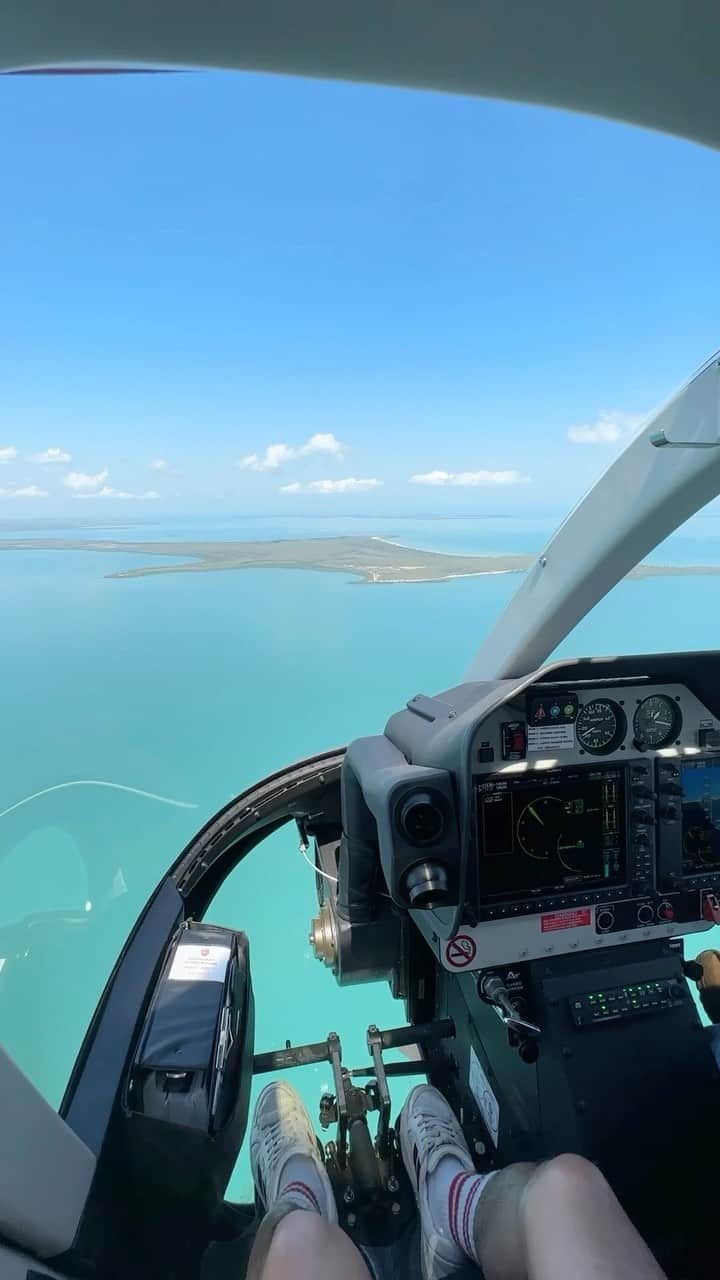 Australiaのインスタグラム：「A rush of adrenaline, sweeping coastal scenery and refreshing bevvies? Sounds like a heli’ of a good time to us 😉🚁 Cheers to @rayofmelbourne for capturing this #BucketList day out with @nautilusaviation, visiting some of the most *iconic* spots in and around Gulumerrdgen (#Darwin) on their Heli Pub Crawl! 🍻 We’ll definitely be tagging along next time we’re in @ntaustralia 😍   🎥: @rayofmelbourne   📍: Darwin, @tourismtopend, @ntaustralia - home to the Larrakia people.   #SeeAustralia #ComeAndSayGday #NTAustralia #TourismTopEnd  ID: Coastal views from a helicopter on a sunny day followed by people sharing drinks at various beachside pubs, hopping on and off the helicopter at the various stops.」