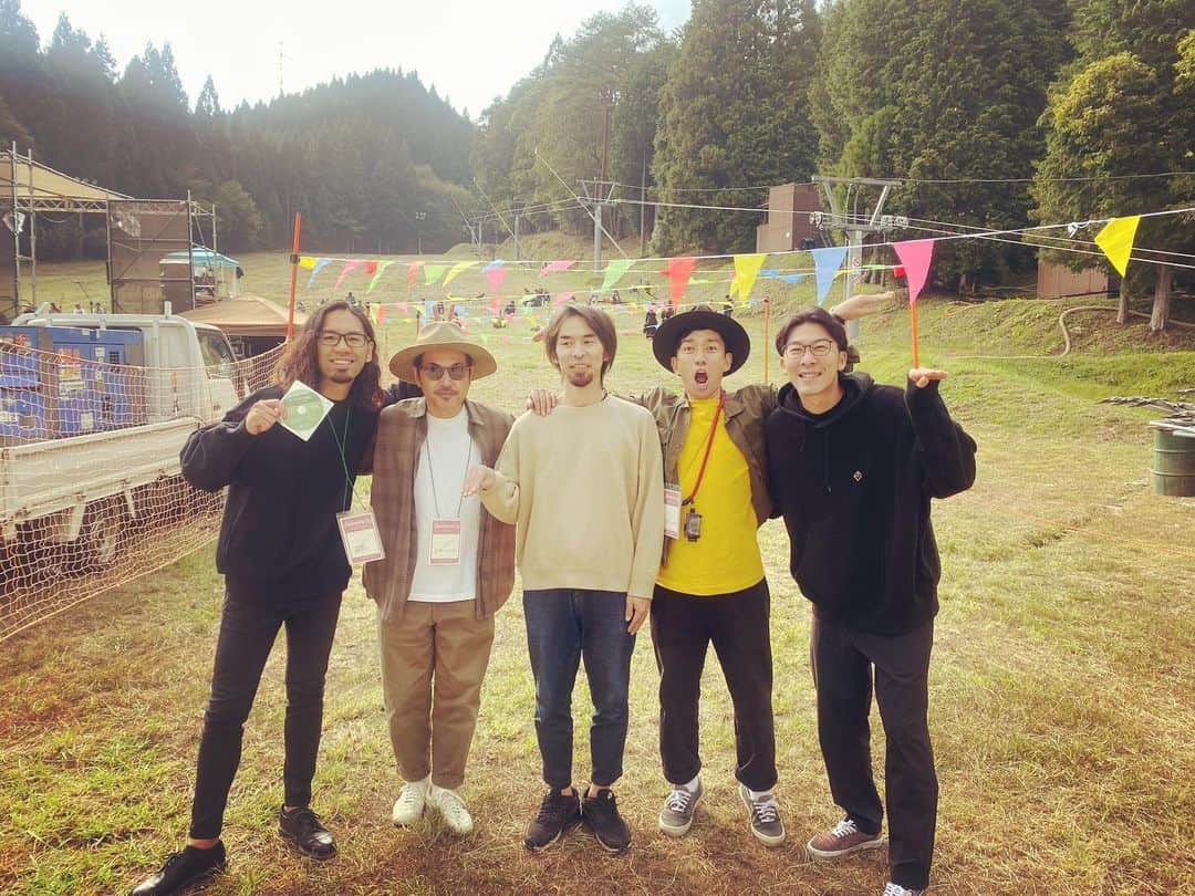 わたなべだいすけのインスタグラム：「2023.10.14  広島の廿日市のめがひらスキー場で開催されたsatonone'23に出演しました。去年も呼んでもらったんだけど、ボクが流行りの疫病にかかりキャンセルしてしまったので、無事にライブができて本当によかったです。  ひさしぶりに鶴にも会えたし、むさしも食べられたし、よかったです。  次回の広島は、11月14日広島 楽座です！ツアーで会いましょう！  #satonone  #笑えるように #鶴」