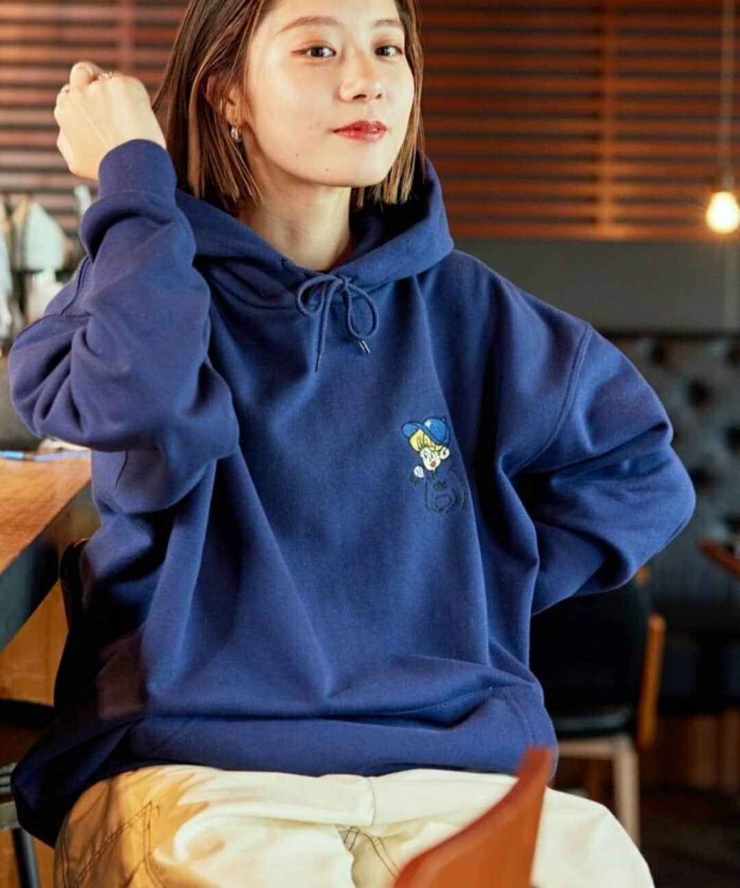 のインスタグラム：「-kaoyorinakami × FREAK'S STORE-  春夏シーズン大人気だったkaoyorinakamiコラボシリーズからフーディが登場！ 人気のBall Boyのデザインをバックに落としこみインパクト抜群のデザインに。 女性の方にもおすすめです◎  KAOYORINAKAMI × FREAK’S STORE "Ball Boy" Sweat Hoodie 問い合わせ番号:1023356600009 価格:¥8,998(tax in) カラー:ライトグレー/チャコールグレー/イエロー/ネイビー サイズ:M/L/XL  ▶︎画像をタップして商品情報をチェック！  ≪開催中のキャンペーン≫ 2BUY10%OFF & 20%ポイントバックキャンペーン❗️ 最大85%OFFのタイムセールも同時開催中🔥 ▶詳細はTOPページ( @freaksstore_official )のURLからNewsをご覧ください。  #freaksstore #フリークスストア #freaksstore23fw #freaksstoreofficial#freaksstore_men」