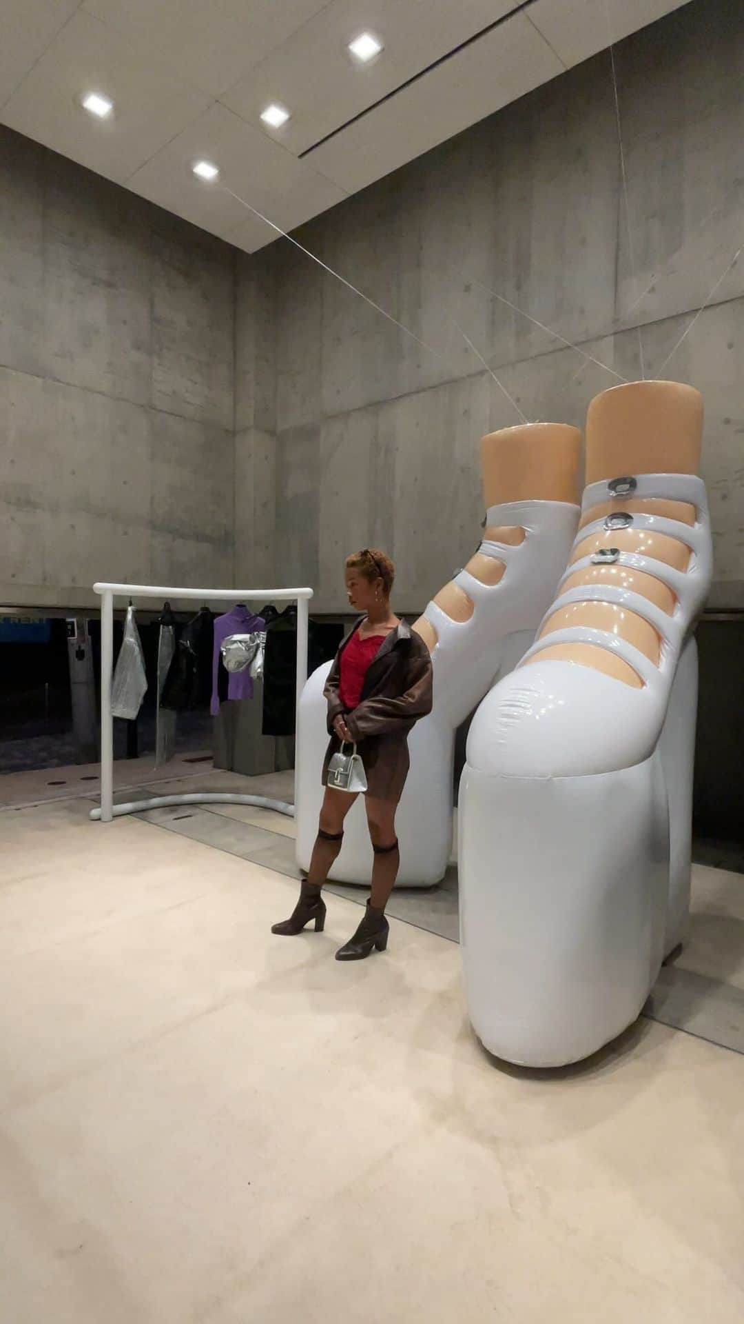のインスタグラム：「MARC JACOBSの最新2023年フォールコレクションの世界観を伝えるインスタレーションが東京・表参道のStandByにて開催！会期は本日から10/22まで」