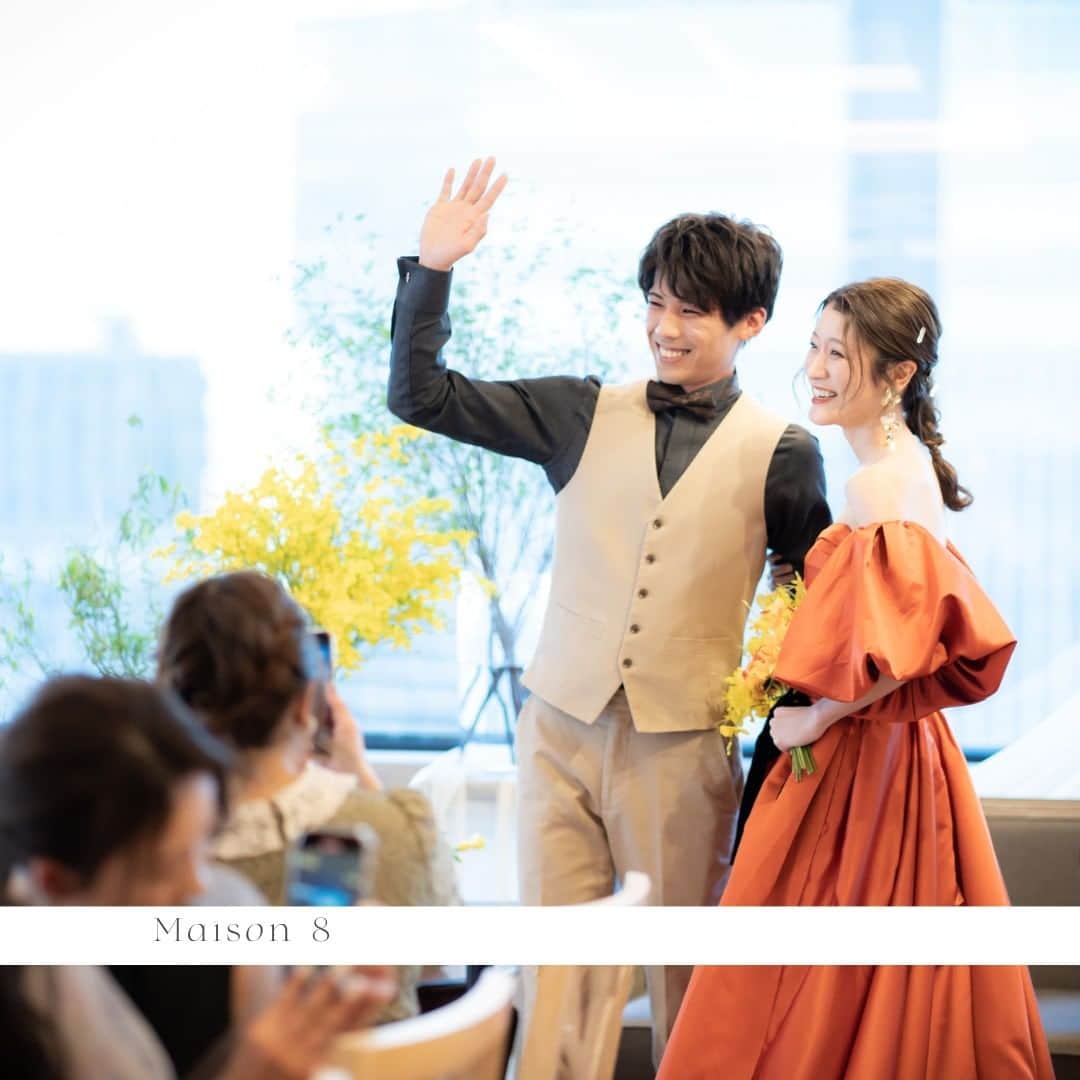 のインスタグラム：「/ party report-03 at @maison8.wedding  ボリュームスリーブがふんわり広がる テラコッタ色のオフショルダードレスは 華やかなパーティシーンを演出  お二人の思い出を添えたエピソードレシピや デザートビュッフェは心躍る美食時間 あふれる喜びや楽しさ、嬉しい気持ちを 舞い上がるゴールドクラッカーにのせて 大切な皆様と最高に素敵な一枚を  ┈┈┈┈┈┈┈┈┈┈┈┈┈┈┈┈┈ これから結婚式を挙げる花嫁さまへ 準備が楽しくなるウェディング情報発信中 おいしいもおしゃれも全部叶える 名古屋のおしゃれなレストランwedding オードヴィーウェディング 会場をくわしく見るならプロフィール ＠eaudevie_wedding.edv の𝐔𝐑𝐋をタップ ┈┈┈┈┈┈┈┈┈┈┈┈┈┈┈┈┈ #オードヴィーウェディング #オードヴィー花嫁 #eaudeviewedding #edvwedding #愛知式場 #レストランウェディング #パーティーレポート #先輩花嫁 #結婚式レポ #名古屋プレ花嫁 #2024春婚 #2024夏婚 #2024秋婚 #2024冬婚 #プレ花嫁2023 #プレ花嫁2024 #プレ花嫁準備 #名古屋結婚式 #名古屋結婚式場 #東海花嫁」