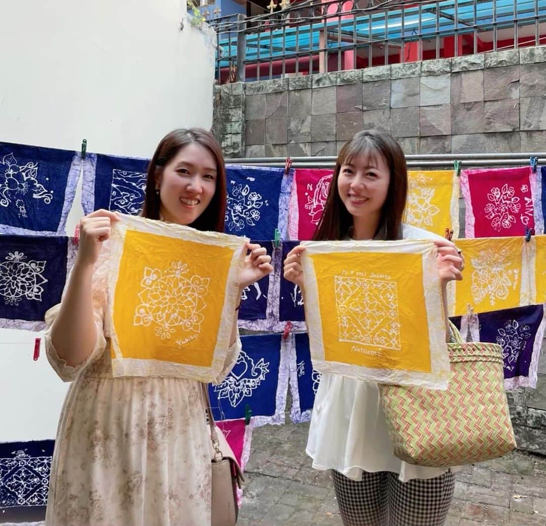 坂本奈津美のインスタグラム：「繊維博物館でbatikの蝋描き体験。 交通事情でかっちりとした予定は立てにくいジャカルタですが、こちらは1時間くらいで完成まで楽しめるので、旅程の時間調整もできるし、何よりインドネシアらしい体験をしてもらえて良かった🥰  ゆっこはなぜか、サリナデパートや繊維博物館周辺の道路を2回ほど通っただけで位置関係を把握していて、一瞬で私より街に詳しくなってたの、さすがとしか言いようがなかった😂 特殊能力よ、、、  #ジャカルタ観光 #繊維博物館 #museumtekstil #museumtekstiljakarta #jakarta #indonesia #batik」