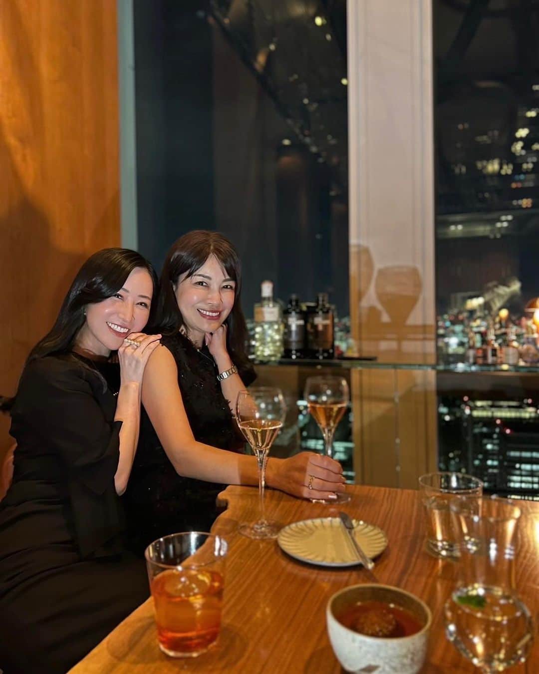 高倉絵理さんのインスタグラム写真 - (高倉絵理Instagram)「晴奈さんとディナー♡  素敵な場所で美味しいお食事とお酒もいただいて 楽しく幸せでした！  素晴らしかったお食事はまた後日。  #アンダーズ東京  #andaztokyo #andaz」10月14日 18時13分 - eri_t28