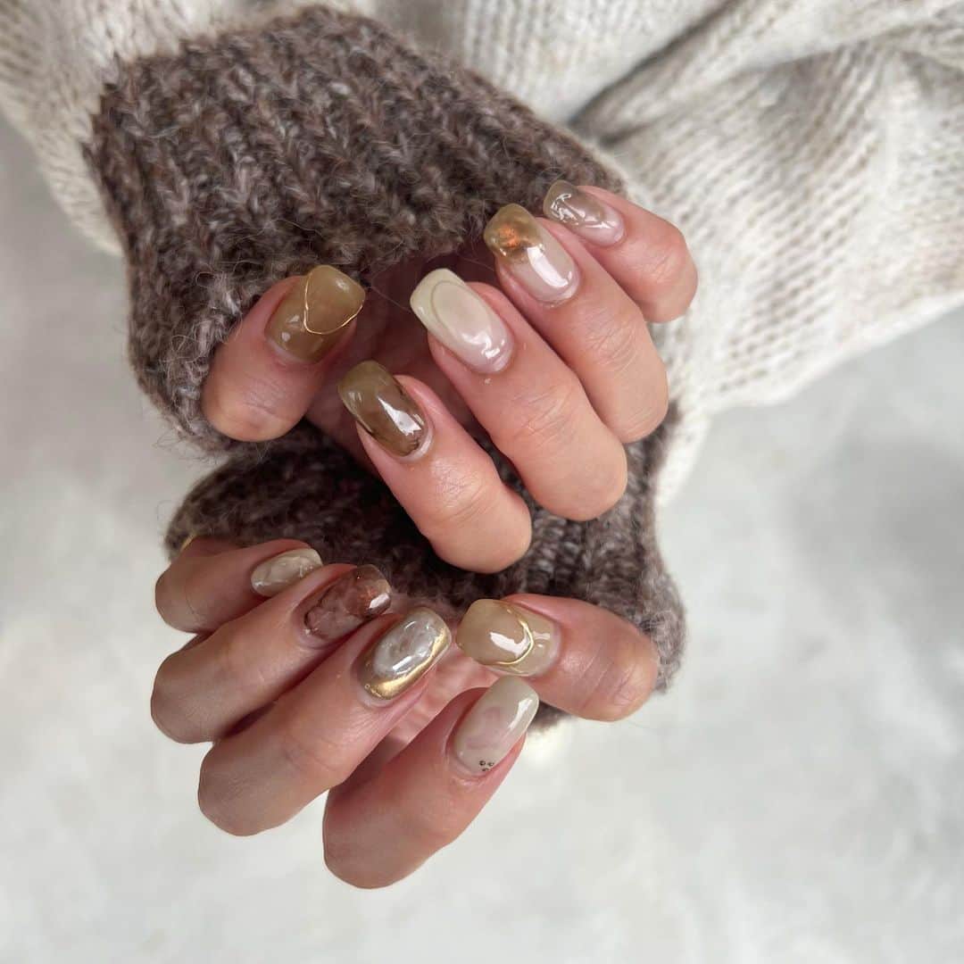 のインスタグラム：「載せてなかった秋ネイル🍂♡ フットはブルーブラックのマグネット🫐 @__.nail.mk」