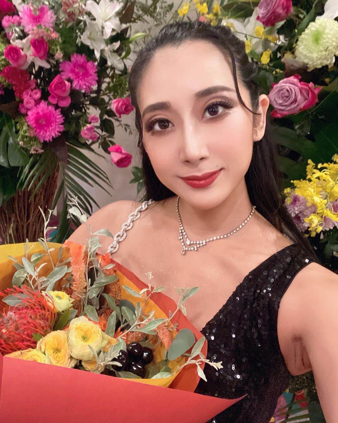さゆりのインスタグラム：「⁡ ⁡ 薄めラテンメイク👁️👁️ ⁡ ほぼぶっつけ本番だったけれど 3年前よりもかなり集中力と度胸が 強化されていることを感じた日です こんな私も少しは成長していたのね🥹w ⁡ すっかり10月🍂 楽しみなこと頑張ることが沢山だ💪🏼 様々なご縁に感謝です。」