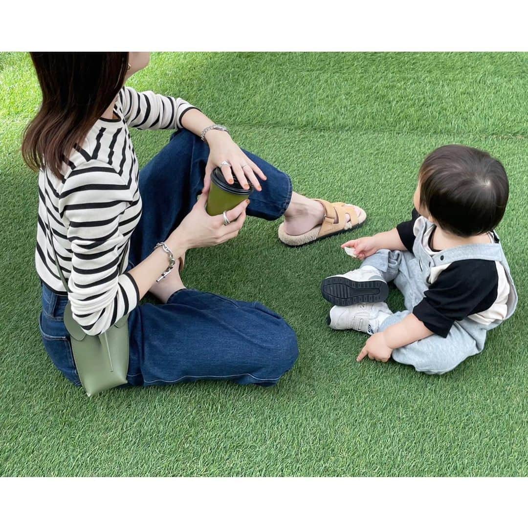 のインスタグラム：「today's☺︎☺︎  母は @uniqlo Uのデニムxボーダーでカジュアルに。 走り回る息子もカジュアルに動き易さ重視👦🏻🤍  疲れたらアッコ！とやってきて アッチ👉🏻アッチ👉🏻と指示が多め😂  最近は何やらウニャウニャとお喋りしてて可愛い。 ( ストーリーに流したやつ😂 ) 一生懸命喋ってるつもりなの可愛い💘🤦🏻‍♂️  #uniqlo#uniqlou#jilsander#hermes#hermessandals#loewe#loewebag#thenorthface#newbalance」