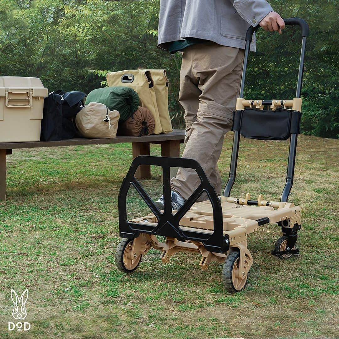 DOPPELGANGER OUTDOORのインスタグラム：「. \ セール中！タタメルンダーZ🤖 / . マンションキャンパーの悩みといえば、駐車場までの荷物運び。 手で抱えて往復🔁はめっちゃ大変なんだけど、キャリーワゴンはちょっと大きいんだよなぁ🤔 #タタメルンダーZ はそんなあなたに贈る、薄く畳めて取り回しやすいキャリーカート。 10/19（木）AM9時まで開催中のDOD STOREでの秋セールでは通常価格より25%オフの9,900円（通常価格13,200円）でご購入いただけます🤖  . 💪🏻安定して荷物を運べる四輪モード 💪🏻小回りが利く二輪モード 💪🏻タイヤまで薄く畳める収納モード ....とロボットみたいに自在に変形！（なのでこの名前だZ！） . 玄関や車にスッと差し込めるスリムな収納サイズながら、手持ちなら3～4往復分の荷物を1度にまとめて運べる頼もしい積載力が素晴らしいんだZ！✨ . そして地味に嬉しいのがウサギロゴが入ったポーチ。 タタメルンダーZのポテンシャルを最大限に引き出すために必須な荷物固定用バンド（別売り）⛓を保管しておくのに大活躍なんだZ！🙆🏻‍♀️🙆🏻‍♀️ . キャンプのほか、引っ越しや重い物の買い出し（ビールケースなど！）時にも重宝するアイテム。 是非この機会にお得にGETください🐰 . #キャリーカート #キャリーワゴン #イベント備品  #台車 #秋セール #秋キャンプ #dod #ディーオーディー #outdoor #アウトドア #ソトアソビ #camp #キャンプ #キャンプギア #campgear #露營 #戶外 #캠핑 #디오디」