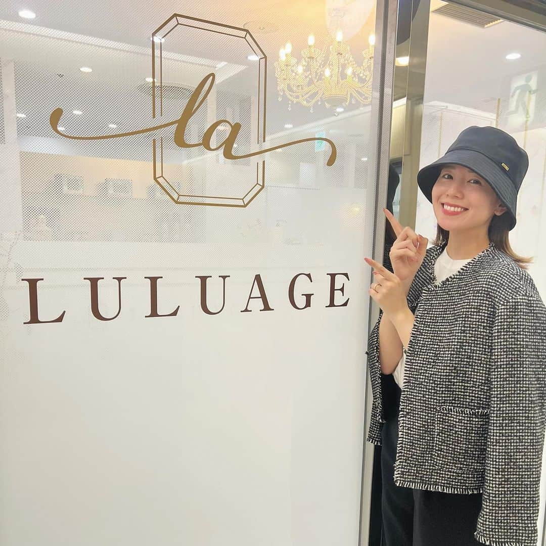 黒田真友香さんのインスタグラム写真 - (黒田真友香Instagram)「大阪にあるサロン、@lulu.age1226 に行ってきました♡  下半身のセルライトが気になる＆ 結婚式を控えているので、上半身のケアに、、！  こちらのサロンは出力が高いマシンを使用してるので効果が出やすいそう💪  そしてキャビテーション、ラジオ派、吸引、EMSの複合機なので効率よくケアしてもらえます！  ハンドケアもついてて 広い個室で至れり尽くせりのサロン🌱  是非まずは体験してみて欲しいのですが、体験クーポが2つあって  ⭐️マシンのみの体験1,980円 ⭐️フルコース体験6,000円  なのですが、、  10月末迄にご来店の方限定！！で フルコース体験クーポンのみ、  ホットペッパーでの予約時に備考欄にて 黒田真友香のお名前を記載いただくと  ❗️体験料6,000円→3,000円❗️の半額で体験できるみたいなので是非🩷  更に半額はお得すぎる🉐  #PR #ルルアージュ #LULUAGE #梅田エステ #大阪エステ#梅田サロン #梅田痩身 #痩身エステ #部分痩せ #シークレットメス #美容#ダイエット #ハーブピーリング」10月14日 18時10分 - kurodamayukaxx