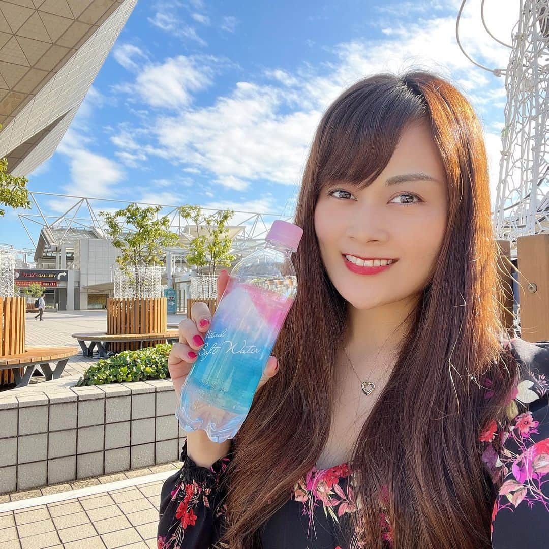 野本愛さんのインスタグラム写真 - (野本愛Instagram)「@plasma_kairisui_official をいただいて 毎日飲んでるよ❣️  クセがなくて飲みやすいお水🩵🩵  細胞内に即浸透してくれるから 歳を重ねるほど減少する体水分量の ケアできるの✨✨  体水分量が減るとお肌が乾燥しやすくなって シワもできやすくなるし エイジング対策✨  それだけじゃなく 秋冬ってただでさえ乾燥するし、 表面を保湿するのも大事だけど 体の内側から潤っていきたいな💚💚  ボトルも可愛いから 飲んでるだけでオシャレ🥰💕💕  HPからの購入がお得だよー✨✨ https://kairisui.com/  #pr  #細胞を潤す水 #プラズマ解離水 #風邪対策 #水分補給 #おいしい #うるおい #美容と健康 #お水  #インナービューティー #内面美容 #エイジングケア #良質な水 #乾燥肌対策 #乾燥対策 #30代美容」10月14日 18時11分 - himemode