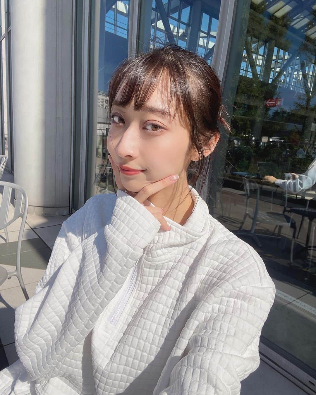 瀬名ひなののインスタグラム：「ここのテラス、 天気良いと気持ちいい~🌞🌱  みんな週末は何してるの？？😶 わたしは今日までのお仕事終わって また月曜日からお仕事✊がんばるぞ~  👕SHEIN 🔍 19609825 メンズだけどゆるっと着れてちょうどいい！ 薄目のヒートテックと合わせると今の時期にピッタリ  coupon : hinano 最大20％off🤍  #ad #sheingals #SHEIN #SHEINforAll #sheinコーデ  #SHEINpartner #besheinモデル#フリーモデル  #関東フリーモデル #東京モデル #モノトーンコーデ  #広告モデル #ブライダルモデル #撮影依頼募集中」