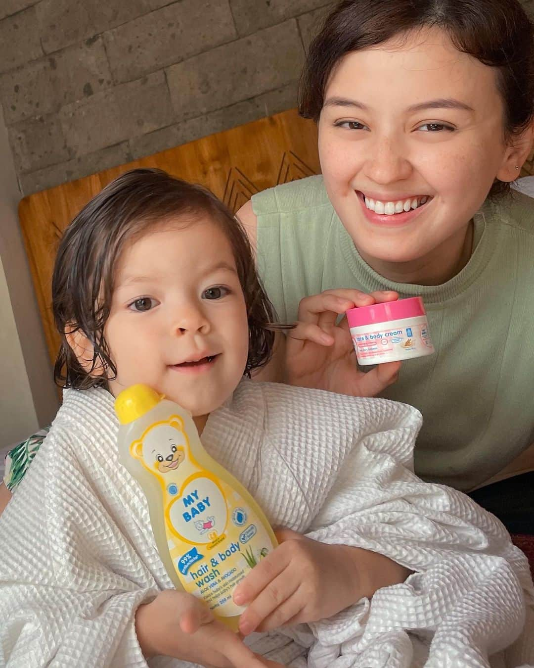 Kimberly Ryderのインスタグラム：「Take it eaaasy… One step at a time… Breathe… Itu gaya parenting momma Kim. Biar nga stress, tetep happy, dan happiness itu bisa nular ke anak-anakku. Alhamdulillah punya suami yang lebih mikirin gimana kedepannya, strategic thinking… Jadi balance, yin & yang. 😄 Raising kids emang butuh banget support system yang baik untuk sang ibu. What does your partner do for you? Share cerita versi Mom bertemakan transformational parenting di kompetisi #MYBABYMomversity2023 dan menangkan total hadiah ratusan juta rupiah! Info selengkapnya follow @mybabyid dan daftar di www.mybaby.co.id/momversity ❤️  #MYBABYMomsKnowBest  📷 @edward_akbar」