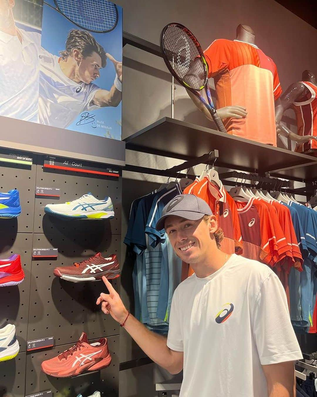 アレックス・デミノーのインスタグラム：「Best kind of shopping yesterday 😍❤️ @asicstennis @onitsukatigerofficial」