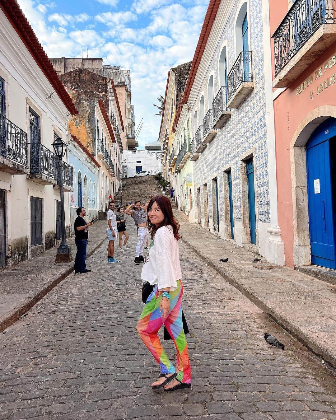 松澤由美さんのインスタグラム写真 - (松澤由美Instagram)「Oiiii❤️🇧🇷❤️  Ontem fiz uma caminhada em San Luis. Também conheci a equipe do Matsuri.  Ayer fui a dar un paseo por San Luis. También conocí al personal de Matsuri.  Yesterday I took a walk around the city of San Luis. I also met the staff of Matsuri.  おはようございます♡ 日本と12時間差の🇧🇷は 朝タイムです。 昨夜はディナー後にもう 眠くて、ホテル到着までに爆睡して😂🤣🇧🇷  朝5時に起きました😊❤️早っw  昨日はMatsuriスタッフのみなさん、演者さんのみなさんと サンルイスの市内観光をちらっと行って来ました♡  ブラジルは17年前から来させていただいていますが サンルイス は初めて♡ ホテルの前は海に囲まれて 街並みは古き良き時代のヨーロッパ感？ ノスタルジックで、穏やかな時間が流れてる感じがしました✨  さて♡今日は @matsurima  イベントにて、ミートアンドグリートです♡ 会場、みんなに会えるのがとても楽しみです♡😊♡  #yumimatsuzawa #松澤由美 #松澤由実 #聖闘士星矢 #機動戦艦ナデシコ #メンバーシップ #ツイキャス #アニソン #アニソン好きと繋がりたい #ラグナロクマスターズ #松澤由実のアニソンフラッグ #山梨大使 #やまなし大使  #knightsofthezodiac  #brasil  #matsuri」10月14日 18時14分 - yumimatsuzawa