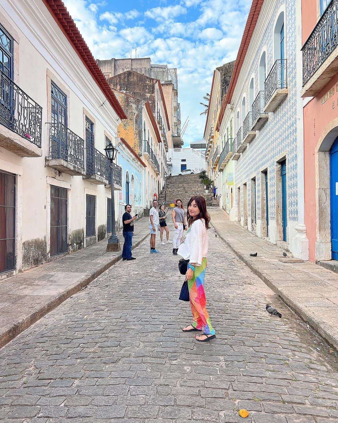 松澤由美のインスタグラム：「Oiiii❤️🇧🇷❤️  Ontem fiz uma caminhada em San Luis. Também conheci a equipe do Matsuri.  Ayer fui a dar un paseo por San Luis. También conocí al personal de Matsuri.  Yesterday I took a walk around the city of San Luis. I also met the staff of Matsuri.  おはようございます♡ 日本と12時間差の🇧🇷は 朝タイムです。 昨夜はディナー後にもう 眠くて、ホテル到着までに爆睡して😂🤣🇧🇷  朝5時に起きました😊❤️早っw  昨日はMatsuriスタッフのみなさん、演者さんのみなさんと サンルイスの市内観光をちらっと行って来ました♡  ブラジルは17年前から来させていただいていますが サンルイス は初めて♡ ホテルの前は海に囲まれて 街並みは古き良き時代のヨーロッパ感？ ノスタルジックで、穏やかな時間が流れてる感じがしました✨  さて♡今日は @matsurima  イベントにて、ミートアンドグリートです♡ 会場、みんなに会えるのがとても楽しみです♡😊♡  #yumimatsuzawa #松澤由美 #松澤由実 #聖闘士星矢 #機動戦艦ナデシコ #メンバーシップ #ツイキャス #アニソン #アニソン好きと繋がりたい #ラグナロクマスターズ #松澤由実のアニソンフラッグ #山梨大使 #やまなし大使  #knightsofthezodiac  #brasil  #matsuri」