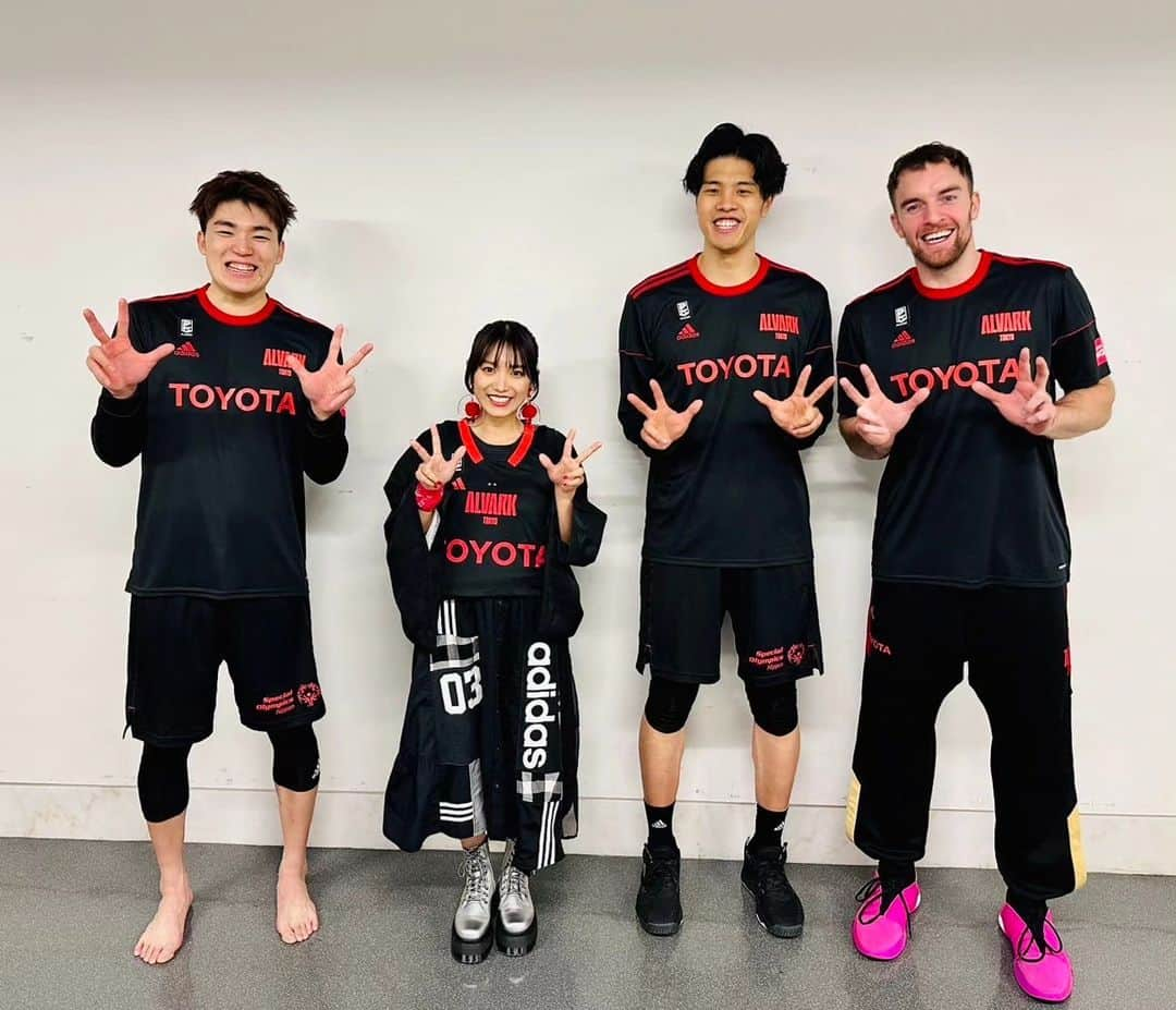 miwaさんのインスタグラム写真 - (miwaInstagram)「アルバルク"WE"ポーズ🏀✨ 選手の皆さん、お疲れさまでした✨ 勝利おめでとうございます👏✨  #アルバルク東京」10月14日 18時14分 - miwa_official_38