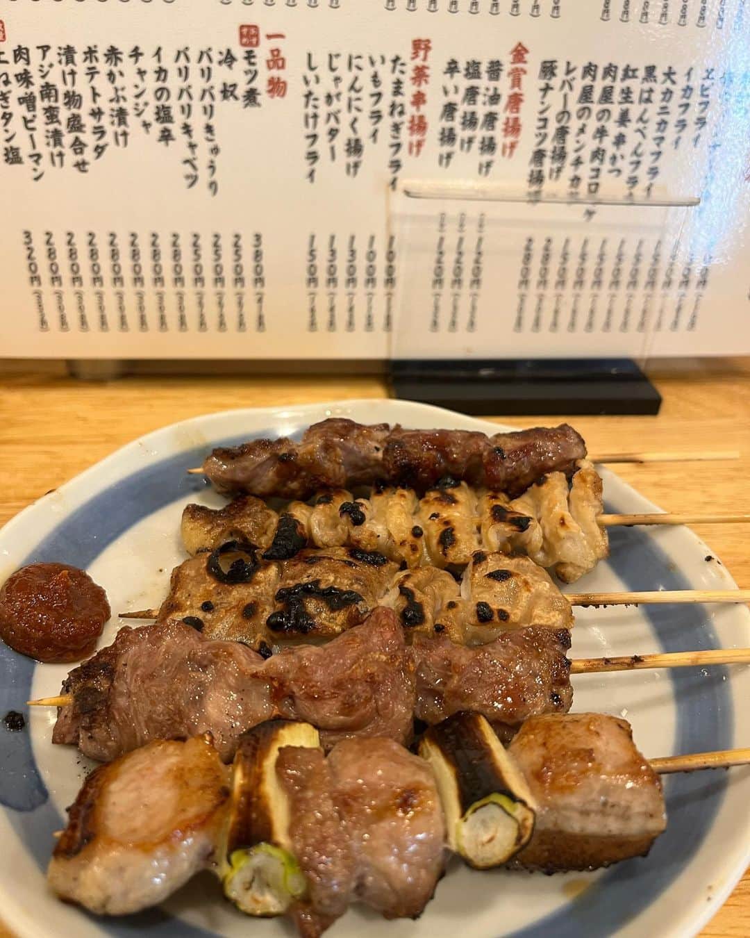 やまだひさしのインスタグラム：「孤独のグルメ 出国前の〆飯。 串焼き1本80円。 1皿3ドルもしない！ もちろん全部旨いのに。。 っていうかアメリカ行ってからずーっとドル換算してしまうw 明日にはバーツの国へ。 凝り固まった価値観を崩壊させ、真の幸福とはなにかを気づかせてくれる。 生涯旅人で全うしたい。 #やまだひさし #ラジオ #DJ #グルメ #日本」