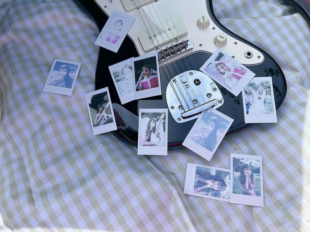 黒坂優香子のインスタグラム：「🎹  SILENT SIREN 活動再開について たくさんの温かいコメント 本当にありがとう🥲 みんなからの言葉を読んで胸が熱くなりました。  染みたなぁ🥲  私はサイサイの楽曲が、 メンバーが、 SILENTSIRENというバンドが 本当に大好き。  その自分が大好きなものを 大好きだと思ってくれる人がいることが、ずっと待っていてくれたことが、本当に嬉しいし、感謝の気持ちでいっぱいです。  みんながいてくれるから 頑張れます。 たくさんのパワーをありがとう。  自分らしく、私達らしく、 サイサイにしか出来ないことを届けたい✨  ここまで共に歩んできてくれたあなたも、 最近知ってくれたあなたも、 みんな一緒に！  一生青春してこうね♡  新しいアー写撮影の日に撮った写真と、活動再開を決めた後に初めてスタジオに入った時の写真と、3人の写真色々📷♡  #SILENTSIREN #サイサイ #サイサイ再始動」