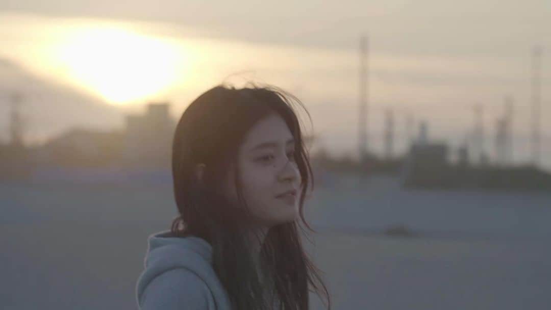 草野星華のインスタグラム：「. 별 trailer2  自分の良さを分かって、少しずつ素直になれました。それは周りの人の影響が本当に大きいです。素直でかっこつけない私をいいよと言ってくれるからです、たまには華やかになりたいと思うこともありますが、それもいいかなと。 今の私を好きでいたい、そんな3分です。  10/15公開です  星華」