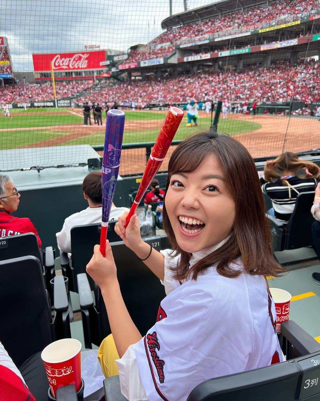 田村友里さんのインスタグラム写真 - (田村友里Instagram)「CS初戦！勝ったどー！！！！ 出勤前に、マツダスタジアムで観戦しました😭✨  個人的には、代走•羽月選手の三盗が美しすぎて...嬉しすぎて...自分でも意味分からないけど、ちょっと泣きました😂 周りの皆さんと大盛り上がりで無我夢中のハイタッチ🤚  ちなみに、今日は弟(カープが負けたらテレビの前で泣くくらいの熱狂的ファン)と一緒に観戦していたので、2人して騒がしいもんだから、周りの方に笑われた😅(正確には引かれてた？😅)  そして会社に向かうため、なんと9回裏で球場を後にするという...初めて出勤が苦痛でした🤣 付近の方からも、「えーこのタイミングで行くん？！」「頑張ってー！！」「仕事休みんさい！！」と引き止められたり応援されたり🤣  しかも17時頃試合終了、17時10分テレビニュース開始だったので、カープ原稿が直前まで届かず、久々に痺れる状況。 アドレナリンのみで乗り切りました！ 何はともあれカープの嬉しい勝利を直後にニュースでお伝えできて、もう最高ですー！！！！  #カープ  #クライマックスシリーズ  #こいほー  #カープ日本一  .」10月14日 18時17分 - yuri_tamura0894