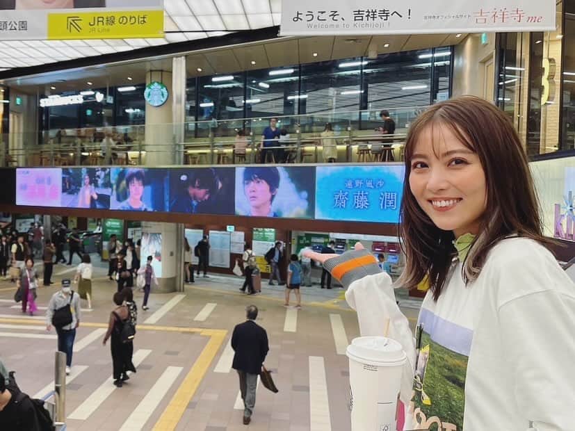 石川恋さんのインスタグラム写真 - (石川恋Instagram)「吉祥寺駅で現在放映中の猫カレ広告を見に行ってきました🐈 吉祥寺周辺は、私が上京して初めて暮らした街です。 一人暮らしや大学生活、バイトなど、たくさんの新しい経験をしたとても思い出深い場所。 ドラマでは藍と凪沙が一緒に暮らした街が吉祥寺という設定だったので、昔を思い返し懐かしさを感じながら撮影をしていました☺️ こちらの広告は今月22日まで放映されているので、お近くの方はぜひチェックしてみてください！  さてさてこの後24:00〜BSテレ東「猫カレ-少年を飼う-」第2話🐈 テレビ大阪では24:30〜です！ ご覧いただけない地域の方はTVerで無料見逃し配信もされています！ 第2話もどうぞお楽しみに💫  #真夜中ドラマ #猫カレ #少年を飼う #BSテレ東 #テレビ大阪 #TVer #Lemino #吉祥寺」10月14日 18時19分 - ren_ishikawa