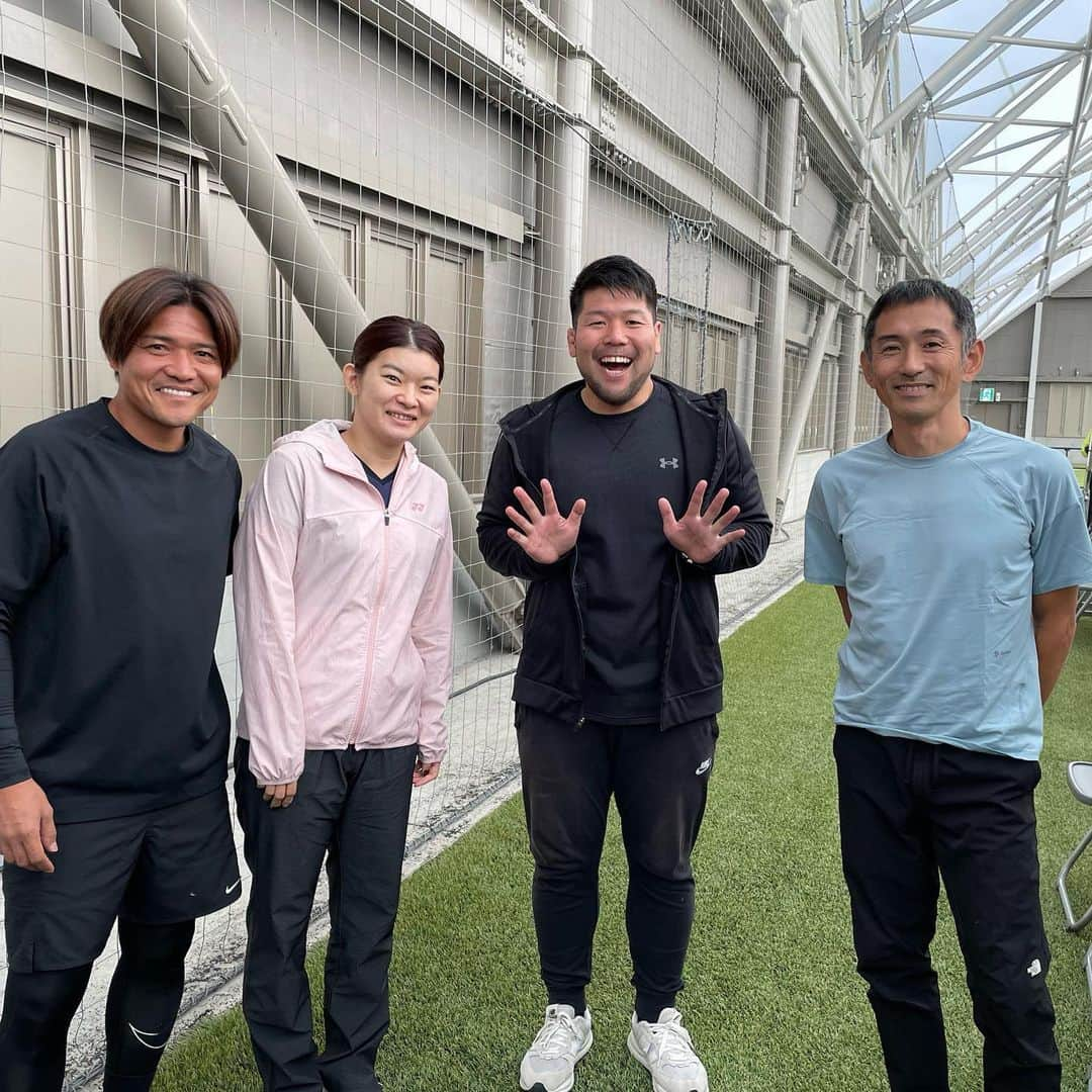 畠山健介のインスタグラム：「錚々たるアスリートに囲まれ、 今年も参加させて頂きました！  Music × Sports ふくしまPlay Stadium2023  ⚽️大久保嘉人さん （元日本代表、Jリーグ最多得点記録保持者） @yoshito13   🏸髙橋礼華さん（リオ五輪金メダリスト🥇） @ayataka419   🏃🏻‍♂️為末大さん（世界陸上メダリスト🥉） @daijapan   大光栄な1日でしたが、 1番嬉しかったのは、去年も参加してくれた子が今年も参加してくれてお手紙をくれたこと、  「誰かの役に立てた」と思えるのが何より嬉しい🏉  #福島県 #福島 #ふくしま #Ｊヴィレッジ #為末大 さん #髙橋礼華 #さん #大久保嘉人 さん #陸上 #ハードル #バトミントン #サッカー #Music #Sports #ふくしまplaystadium2023 #ラグビー #rugby」