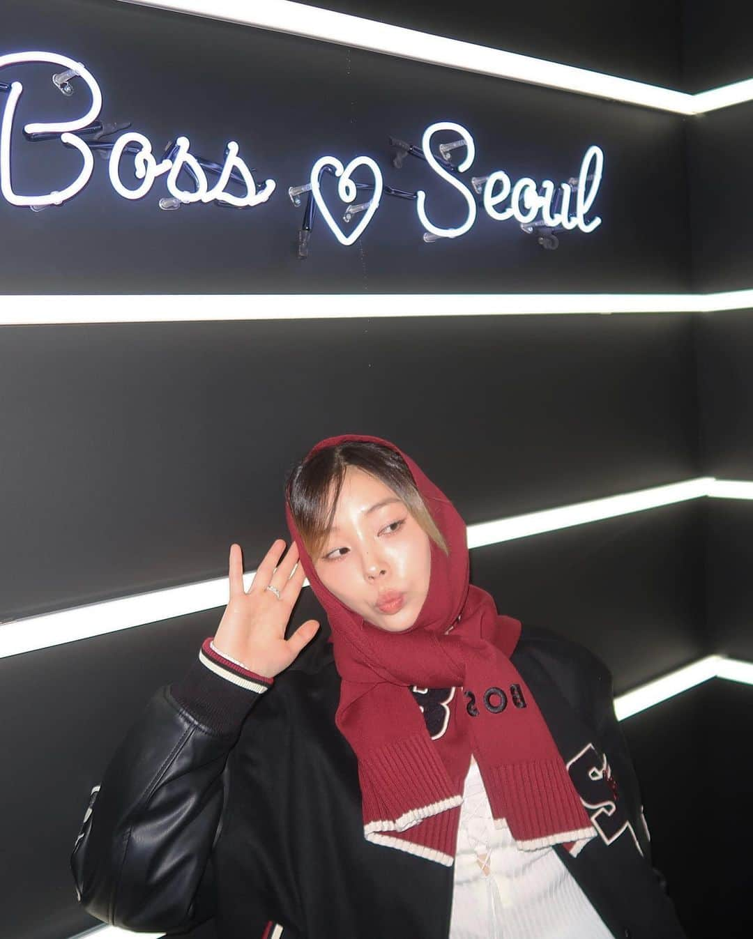 アシュリさんのインスタグラム写真 - (アシュリInstagram)「#광고 Seoul BOSS is here 🙆🏻 This weekend❗️❗️ Find the exclusive Seoul capsule collection in Seongsu, only available in Korea🫰🏻🍎  이번 주말에 뭐해요? • ·̫ • 성수에 가신다면 서울에서 영감 받아서 만든 보스의 캡슐 컬렉션을  만나볼수 있답니다 🤙🏻 제 pick은 SB (Seoul BOSS) 자수가 세겨진 바시티자켓 🪡  #보스코리아 #보스서울 #보스한국단독컬렉션 #BeYourOwnBoss」10月14日 18時29分 - ashleybchoi