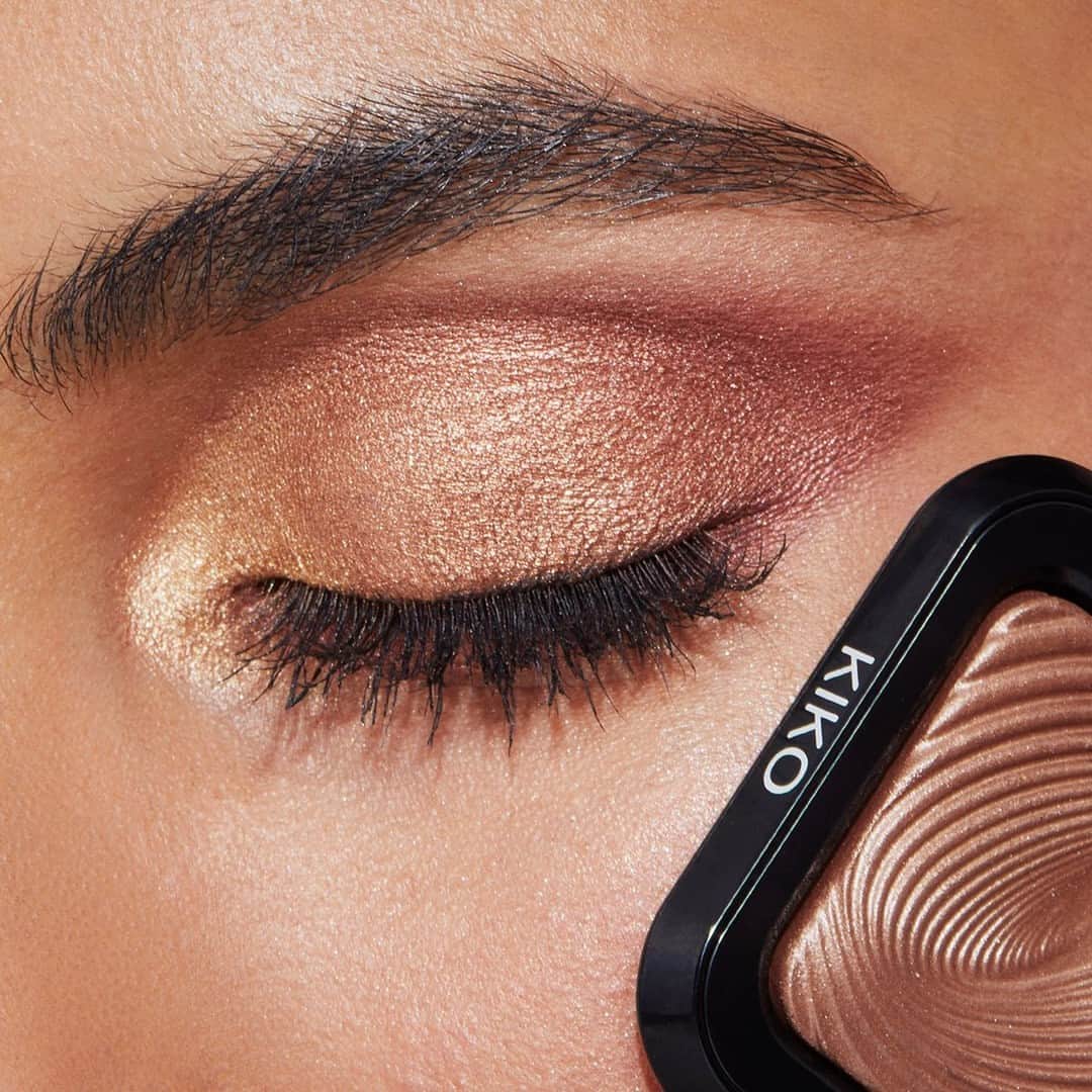 KIKO MILANOのインスタグラム：「A gold shimmer shade is our go-to fall #eyelook! ✨ Recreate this stunning look using our New Water Eyeshadow: enriched with moisturizing, smoothing active ingredients, it remains light and imperceptible on the eyelids 🤩⁣ ⁣ New Water Eyeshadow 04, 05 - New Glamour Multi Finish Eyeshadow Palette 03 - New Maxi Mod Mascara - Eyebrow Designer Gel Mascara」