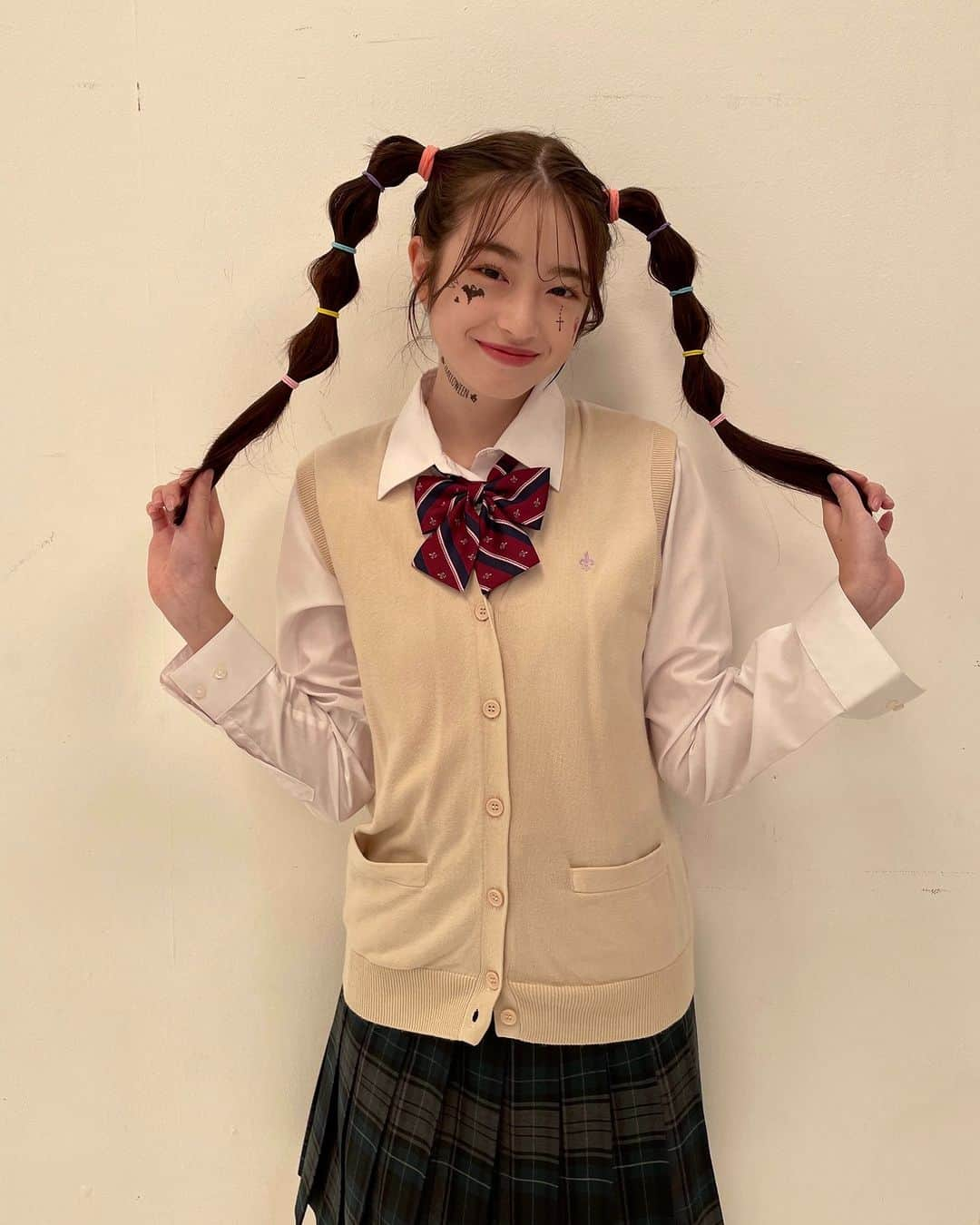 Seventeenさんのインスタグラム写真 - (SeventeenInstagram)「#2023最新ハロウィンメイク 🎃🧡  【AYANA】 顔と首にタトゥーシールをON🦇✨ ヘアは毛先を軽く内巻き！ カラフルなゴムをたくさん使って簡単玉ねぎヘアに🥳  タトゥーシールを貼り付けるだけの 時短ハロウィンメイクだから放課後にもおすすめだよ😘 頭にハロウィンっぽなカチューシャなどをつけてもGOOD👻  #ハロウィンメイク #ハロウィン #ハロウィン仮装  #ハロウィンMAKE #halloween #halloweenmakeup  #JK #JKハロウィン #高校生 #FJK #ハロウィンパーティー  #可愛いハロウィンメイク #ハロウィンメイク2023 #最新ハロウィンメイク #葛西杏也菜  #STモデル #ST #Seventeen #セブンティーン」10月14日 18時30分 - seventeenjp_mag