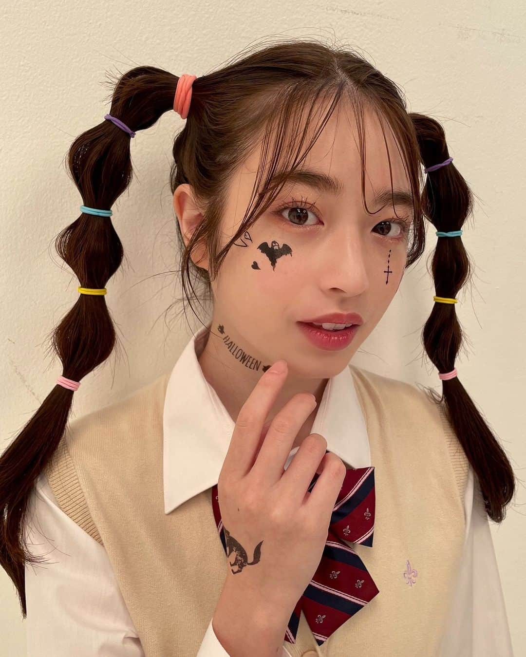 Seventeenさんのインスタグラム写真 - (SeventeenInstagram)「#2023最新ハロウィンメイク 🎃🧡  【AYANA】 顔と首にタトゥーシールをON🦇✨ ヘアは毛先を軽く内巻き！ カラフルなゴムをたくさん使って簡単玉ねぎヘアに🥳  タトゥーシールを貼り付けるだけの 時短ハロウィンメイクだから放課後にもおすすめだよ😘 頭にハロウィンっぽなカチューシャなどをつけてもGOOD👻  #ハロウィンメイク #ハロウィン #ハロウィン仮装  #ハロウィンMAKE #halloween #halloweenmakeup  #JK #JKハロウィン #高校生 #FJK #ハロウィンパーティー  #可愛いハロウィンメイク #ハロウィンメイク2023 #最新ハロウィンメイク #葛西杏也菜  #STモデル #ST #Seventeen #セブンティーン」10月14日 18時30分 - seventeenjp_mag