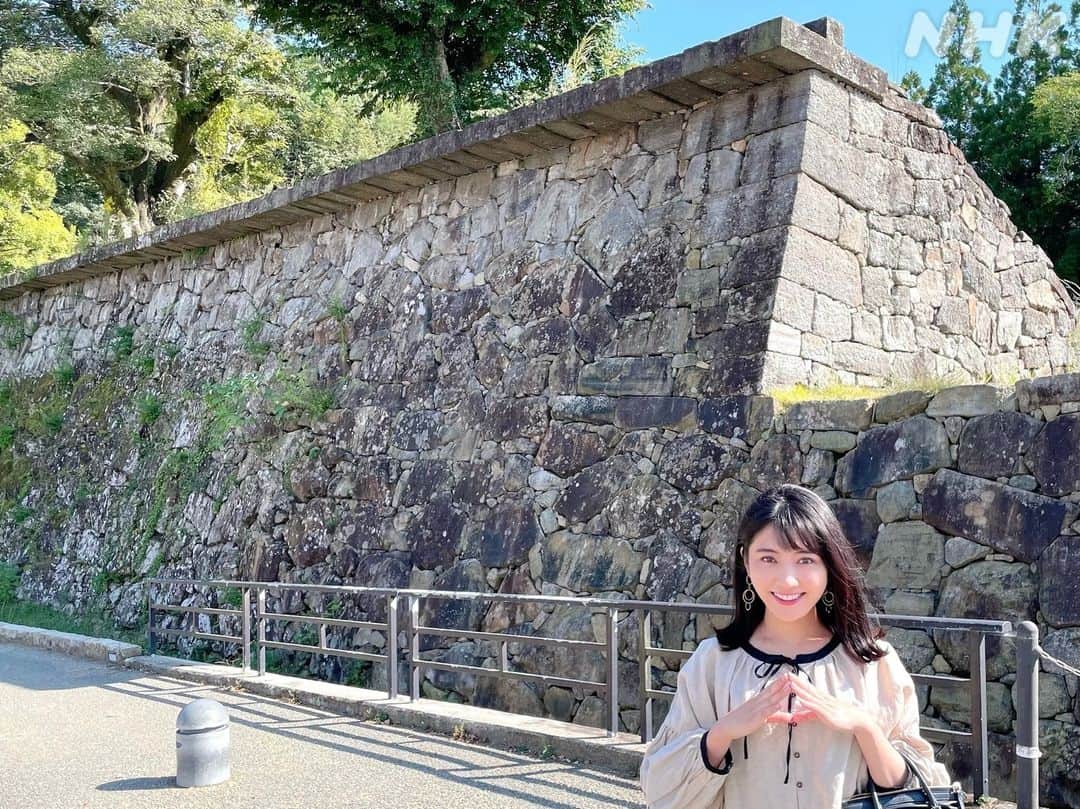 NHK「ニュースウオッチ９」さんのインスタグラム写真 - (NHK「ニュースウオッチ９」Instagram)「正解は③なまこ壁です  壁の上にかまぼこ状に盛った漆喰が、なまこのようです😊  また、写真のように石垣の上が突き出ているのは珍しく「はねだし」といって、守りの工夫です  お城は天守以外にも見どころが沢山あります🏯  #サタデーウオッチ9 #久保井朝美 #お城クイズ」10月14日 21時45分 - nhk_nw9
