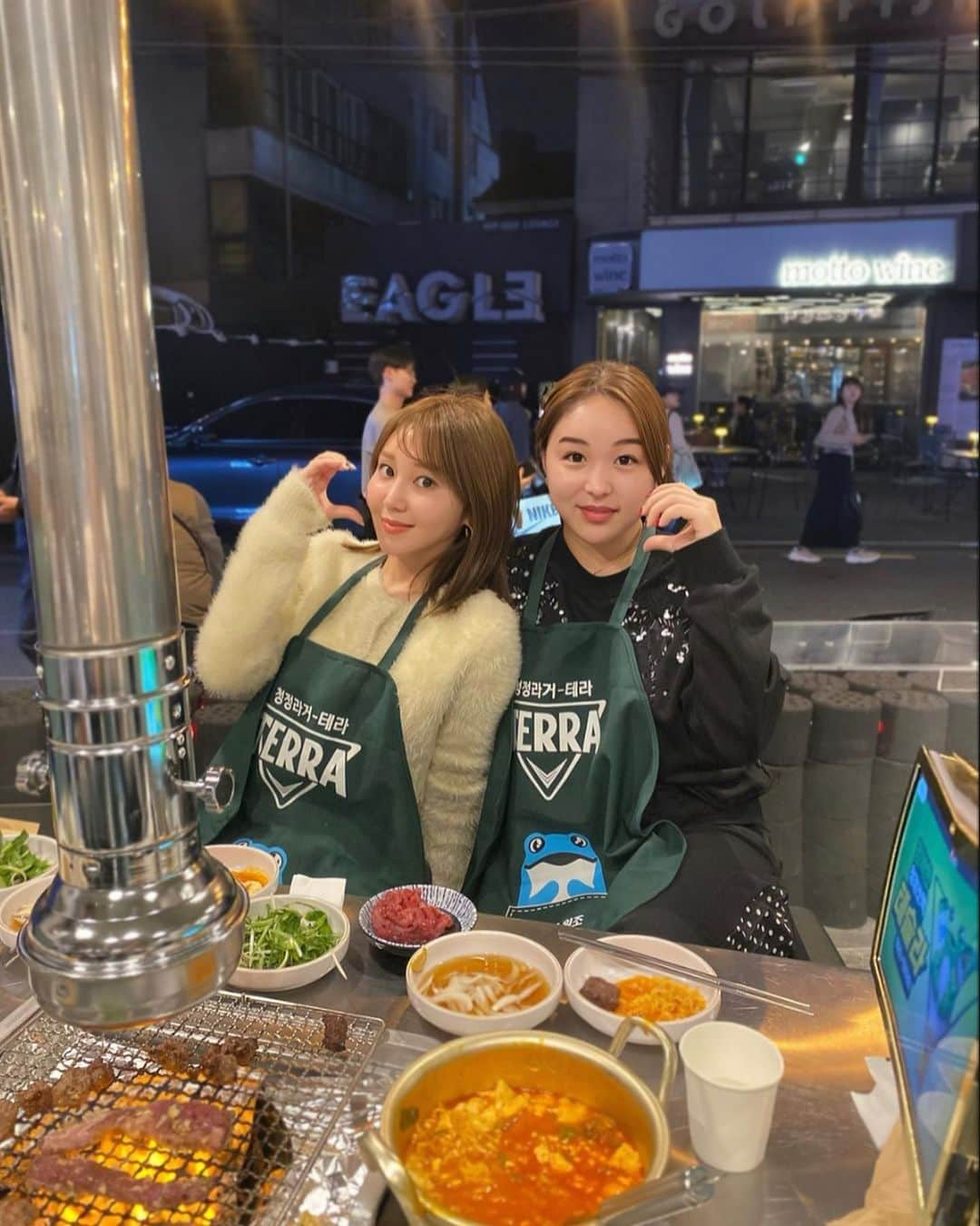 まゆまゆのインスタグラム：「. 韓国っぽい写真🧄🇰🇷👭 夜風が気持ちよかった🌿 🧄まとわりついてるお肉に、チゲラーメン🍜おいしかった🫰 ひさしぶりのお友達 @vi_road にも会えた日 ありがとう💃 #koreatrip #seoultrip #韓国旅行 #ソウル旅行 #trip #travel #韓国情報 #韓国女子旅 #ソウルグルメ  #ソウル情報#まゆまゆの韓国旅🇰🇷#渡韓 #渡韓記録 #韓国グルメ#ソウル旅 #vlog #seoulvlog」