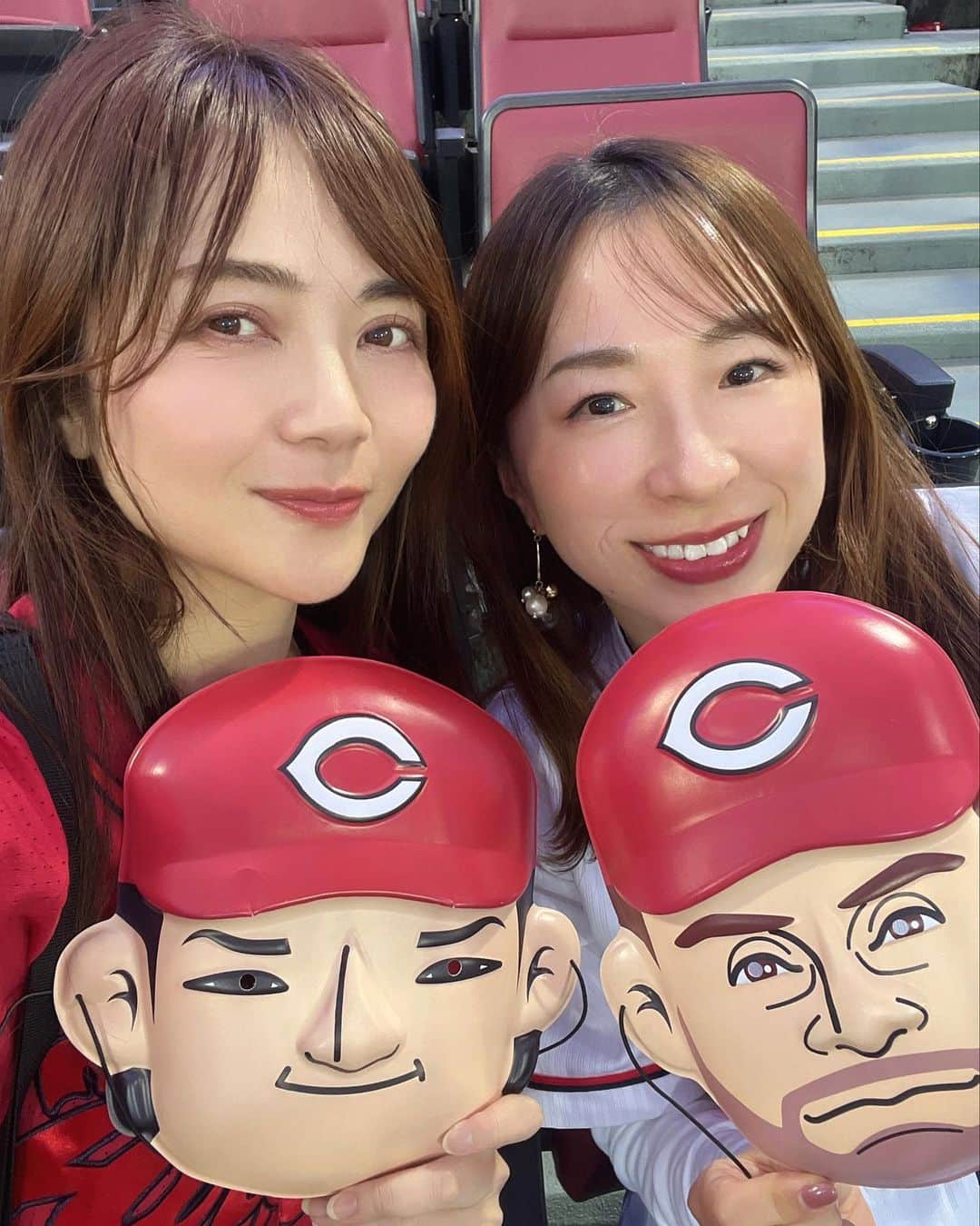 大井智保子さんのインスタグラム写真 - (大井智保子Instagram)「⚡︎⚡︎JERAクライマックス セ⚡︎⚡︎  負けられない戦いがはじまりました！  先発床田投手が2失点で抑えてくれたおかけで、 さよならこいほーーー🥹🥹✨✨  秋山さんありがとうぅぅぅ！ 興奮したーーーー 感動したぁぁぁ😭😭  でもでもでも！ 同点になった時の 羽月選手の盗塁からのスクイズの走り出し、赤松コーチとの阿吽の呼吸、しっかりと練習された形がみえて、 これぞ新井カープ家族全員野球を見れました（ ; ; ）  最高最高！  それにしても、球場電波無さすぎてLINEも開けなかった🤣  明日で決めましょう‼️‼️  #クライマックス #cs #クライマックスシリーズ #cs2023 #クライマックス」10月14日 18時24分 - chihokoi