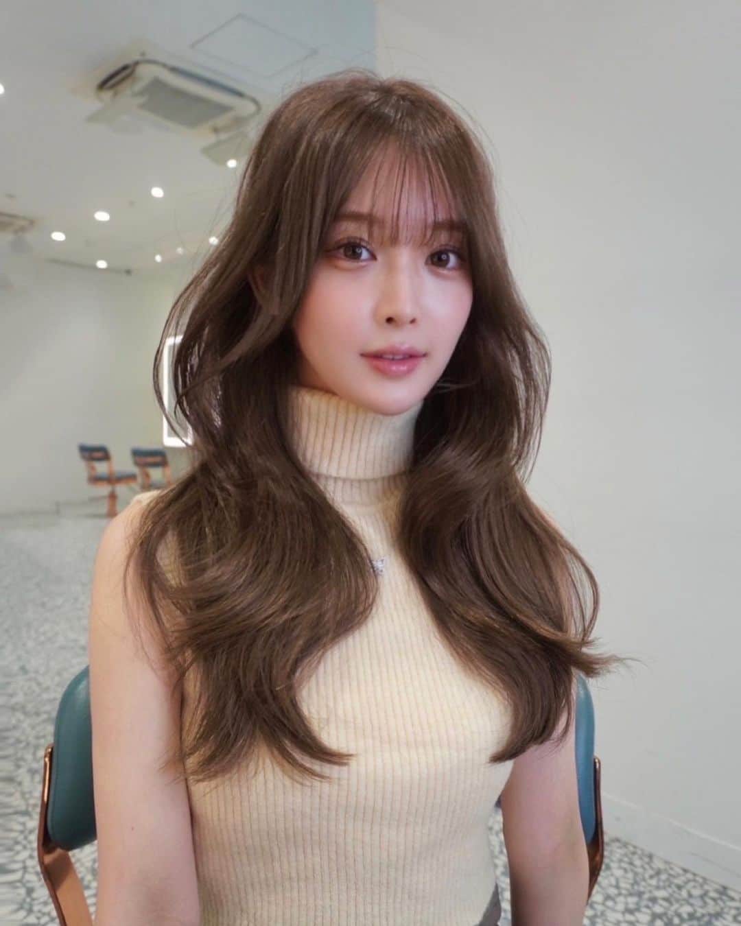 大西 祐也のインスタグラム：「ㅤㅤㅤㅤㅤㅤㅤㅤㅤㅤㅤㅤㅤ今、大人気のレイヤースタイルは 内巻きに巻けばトレンド大本命なレイヤーストレート 外巻きに顔まわりを巻けば、上品なウェーブスタイルに🤍 ㅤㅤㅤㅤㅤㅤㅤㅤㅤㅤㅤㅤㅤ  "ブリーチなし" だからこそ作れる この品のあるツヤ感と絶妙なブラウン感 🤎 ㅤㅤㅤㅤㅤㅤㅤㅤㅤㅤㅤㅤㅤ 1枚目 → 室内 2枚目 → 自然光 ✨ ㅤㅤㅤㅤㅤㅤㅤㅤㅤㅤㅤㅤㅤ ㅤㅤㅤㅤㅤㅤㅤㅤㅤㅤㅤㅤㅤㅤㅤㅤㅤㅤㅤㅤㅤㅤㅤㅤㅤㅤㅤㅤㅤㅤㅤㅤㅤㅤㅤㅤㅤ- 𝐌𝐄𝐍𝐔 - 𝐜𝐮𝐭 + 𝐩𝐫𝐞𝐦𝐢𝐮𝐦 𝐰 𝐜𝐚𝐫𝐞 𝐜𝐨𝐥𝐨𝐫 + 𝐛𝐲𝐤𝐚𝐫𝐭𝐞 𝐭𝐫𝐞𝐭𝐦𝐞𝐧𝐭 ㅤㅤㅤㅤㅤㅤㅤㅤㅤㅤㅤㅤㅤㅤㅤㅤㅤㅤㅤㅤㅤㅤㅤㅤㅤㅤ - 𝐏𝐑𝐈𝐂𝐄 - ▫️𝐜𝐮𝐭 ¥8400 ▫️ 𝐩𝐫𝐞𝐦𝐢𝐮𝐦 𝐰 𝐜𝐚𝐫𝐞 𝐜𝐨𝐥𝐨𝐫 ¥22800~ ▫️ 𝐛𝐲𝐤𝐚𝐫𝐭𝐞 𝐭𝐫𝐞𝐭𝐦𝐞𝐧𝐭 ¥8500~ ㅤㅤㅤㅤㅤㅤㅤㅤㅤㅤㅤㅤㅤ - 𝐌𝐀𝐏 - 𝐒𝐇𝐈𝐌𝐀 𝐆𝐈𝐍𝐙𝐀 (銀座駅 A2出口 徒歩30秒) 東京都 中央区 銀座５丁目７−６ I Liv 7F」
