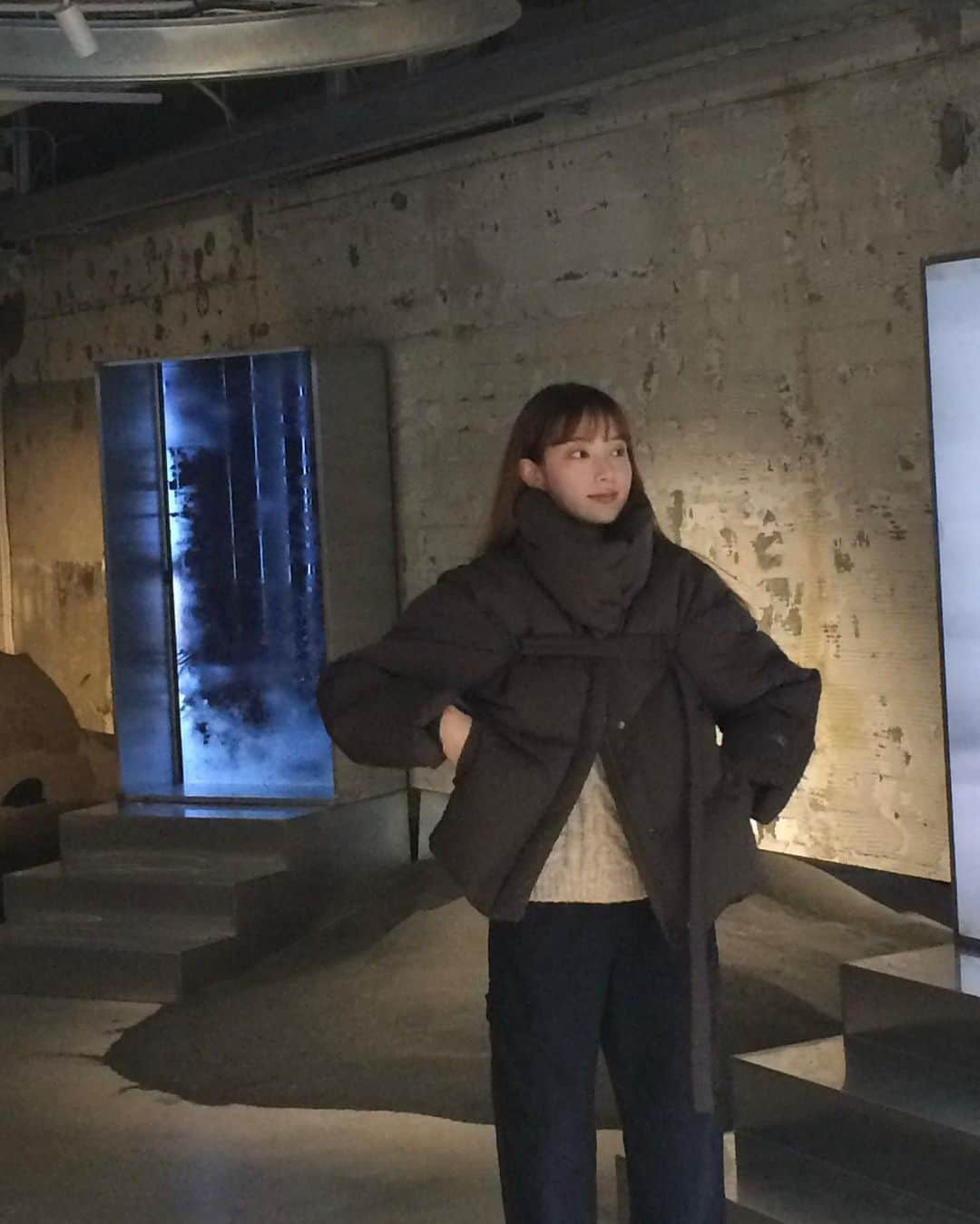 キム・ハンソルさんのインスタグラム写真 - (キム・ハンソルInstagram)「#광고 KOLON SPORT X HUSSEIN CHALAYAN  코오롱스포츠와 후세인샬라얀의 컬렉션이 열려 한남동에 다녀왔어요🖤  매장 1층에서는 미디어 아트 전시 ‘ACROSS THE WATER'를, 매장 지하 1층에서는 콜라보 제품들을 구경할 수 있었어요 :)  몰입도 높은 전시 형태에 다가오는 겨울 다양하게 활용하기 좋은 아이템들이 많아 구경하는 재미가 쏠쏠했어요  팝업 스토어는 11월 13일까지 한남 코오롱스포츠 매장에서 진행된다고 하니 방문해보시면 좋을 것 같아요🖤  #코오롱스포츠 #KOLONSPORT #후세인샬라얀 #HUSSEINCHALAYAN」10月14日 18時25分 - khsolvly